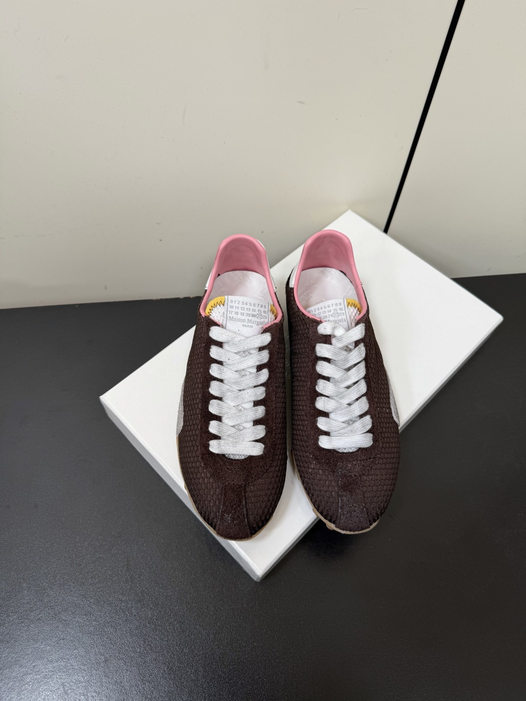 NO:866970,MaisonMargiela MM6 moral training casual shoes  The ghost designer brand is a light luxury brand that is very versatile and comfortable. This German training shoe continues the classic T-shaped leather splicing design. It has been carefully improved many times by the design team, just to let you experience the most original military flavor. The soft and delicate characteristics of the first-layer cowhide combined with the texture of suede cowhide make it not only super soft and comfortable, but also maintain good breathability. Comfort and texture go hand in hand, making it easy to wear any combination in all seasons.  Fabric nubuck cowhide mesh, lining sheepskin 35-40 (40 customized non-refundable), casual shoes/sports shoes, masion margiela, sneakers, cowhide, sheepskin19860909MaisonMargiela MM6德训休闲鞋 鬼才设计师品牌,一个轻奢品牌上脚很百搭哦,也很随脚舒适,这一款德国训练鞋延续了经典的T形真皮拼接设计,经过设计团队多次的精心改良,只为让您体验最原始的军旅味道,头层牛皮柔软细腻的特点与牛反绒牛皮的质感相结合使其既有超高的柔软舒适度,又同时保持不错的透气性能舒适与质感并行,轻松驾驭四季穿着任何搭配. 面料磨砂牛皮拼网 内里羊皮 35-40（40定制不退换）,休闲鞋/运动鞋,masion margiela,sneakers,cowhide,sheepskin,Women's Shoes