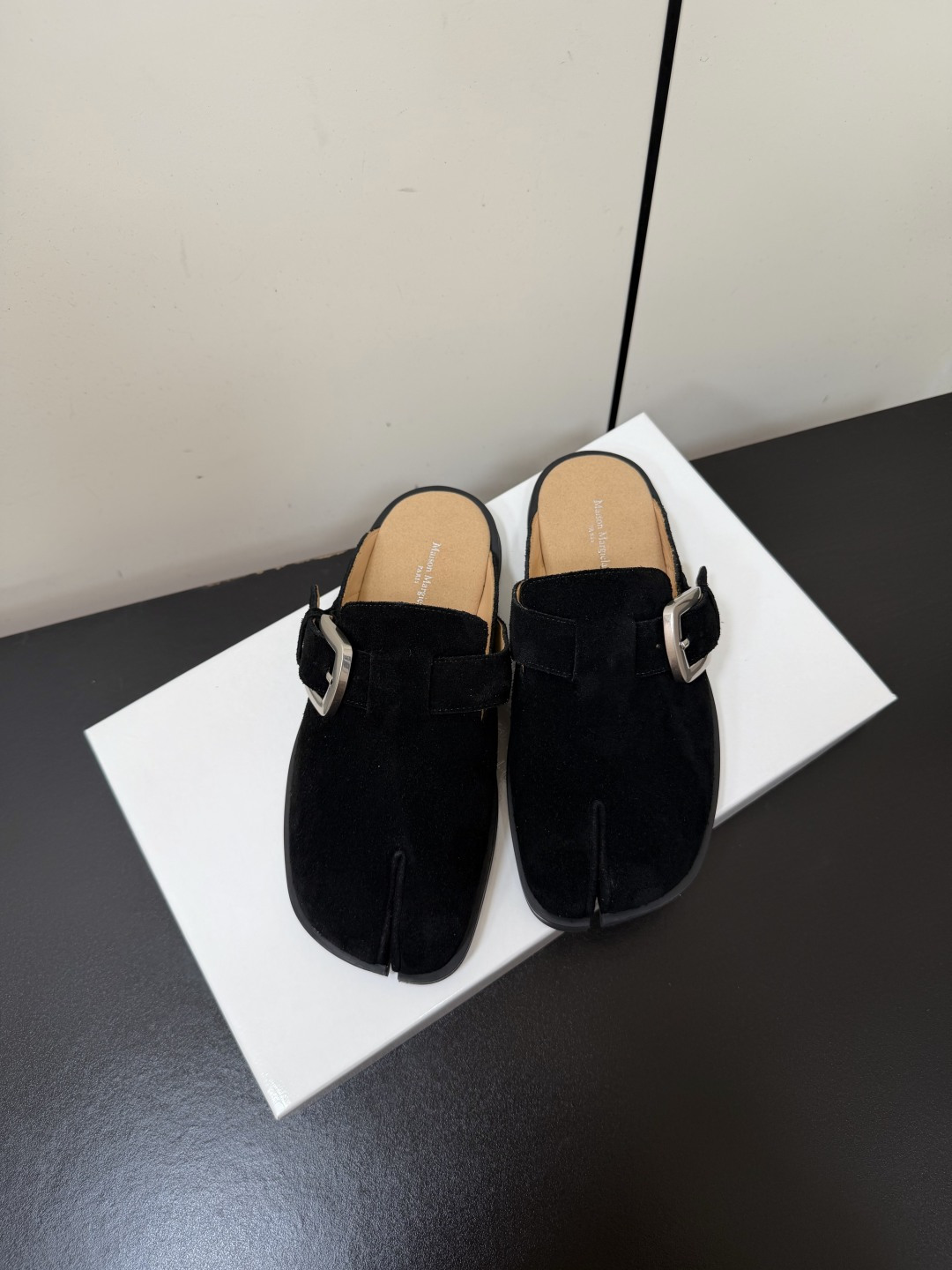 NO:866957,Maison Margiela mm6 2026ss spring and summer new split toe Muller Birkenstock half drag  Split-toe Mule half-flops with a lazy and high-end feel are an atmospheric artifact for daily wear. The shoe shape is neat and relaxed, the lines are simple and elegant, and the slip-on design is casual and convenient, making daily outings completely effortless. The matching is very adaptable, whether it is paired with straight pants, casual pants or various lazy skirts, you can easily wear a casual and textured look, and can hold it for commuting, going out on the street, or short trips.  The foot feels soft and light, and it will not tire your feet when you wear it for a long time. The comfort is straight away. The metal buckle details on the shoe body are very good, simple and recognizable, and the low-key design is revealed. The upper is cow suede, the lining is cowhide, and the outsole is original molded outsole. Sizes 35-41 (customized sizes 40 and 41 are non-returnable), half drag, masion margiela, masion margiela, skirts, cowhide19860909Maison Margiela马吉拉mm6 2026ss春夏新款分趾穆勒勃肯半拖 自带慵懒高级感的分趾穆勒半拖,是日常穿搭的氛围感神器.鞋型利落又松弛,线条简约大气,一脚蹬的设计随性又方便,日常出门完全不费劲.搭配上适配度超高,不管是搭配直筒裤、休闲裤还是各种慵懒风裙装,都能轻松穿出随性又有质感的造型,通勤、出街、短途出游都能hold住. 脚感软乎乎的,走路自带轻盈感,久穿也不会累脚,舒适感直接拉满.鞋身的金属扣细节很加分,简约又有辨识度,低调中透着设计感. 鞋面牛反绒 内里牛皮 大底原版开模大底 size35-41码（40、41码定制不退换）,半拖,masion margiela,masion margiela,skirts,cowhide,Women's Shoes