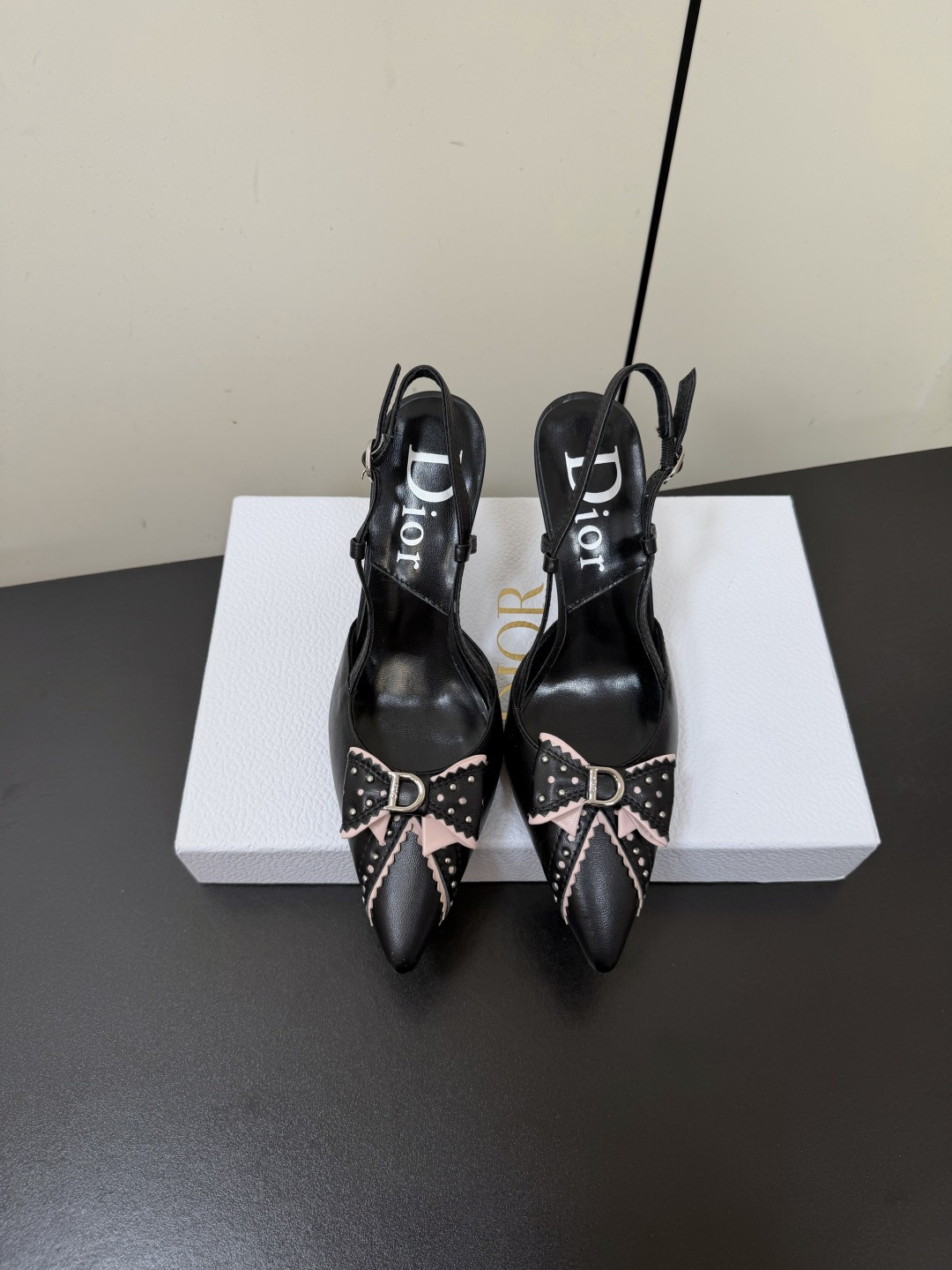 NO:866885,Dior Dior's 2026ss spring and summer new style mid-century style D letter buckle rivet bow pointed back high-heeled sandals continue the D family's timeless classics!  This shoe is low-key yet gorgeous, sexy yet not ostentatious. The shape of the shoe is a delicate style that everyone loves. It is very slim. The entire curvature of the side perfectly shows the curve of the foot. It has a mature feminine flavor but also has a lively girlish feel. It looks so good on the foot. It is worth recommending. The upper is sheepskin, the lining is mixed sheepskin, the sole is Italian genuine leather, and the heel height is 8.5cm.  Size 35-39 (40.41.42 customized, non-refundable), high heels and sandals, dior, dior, dior, sandals, high heels, sheepskin, Leather soles19860909Dior迪奥2026ss春夏新款中古风D字母扣铆钉蝴蝶结尖头后空高跟凉鞋 延续D家永恒经典！这款鞋低调不失华丽 性感又不显张扬 鞋型是大家都爱的秀气款 非常非常显瘦 侧面整个弧度将脚部曲线完美展现 既有成熟女人味 又不乏一丝活泼少女感, 上脚也太好看了,值得推荐 鞋面羊皮 内里垫脚混种羊皮 鞋底意大利真皮大底 跟高8.5cm 码数35-39（40.41.42定做不退换）,高跟鞋凉鞋,dior,dior,dior,sandals,high heels,sheepskin,Leather soles,Women's Shoes