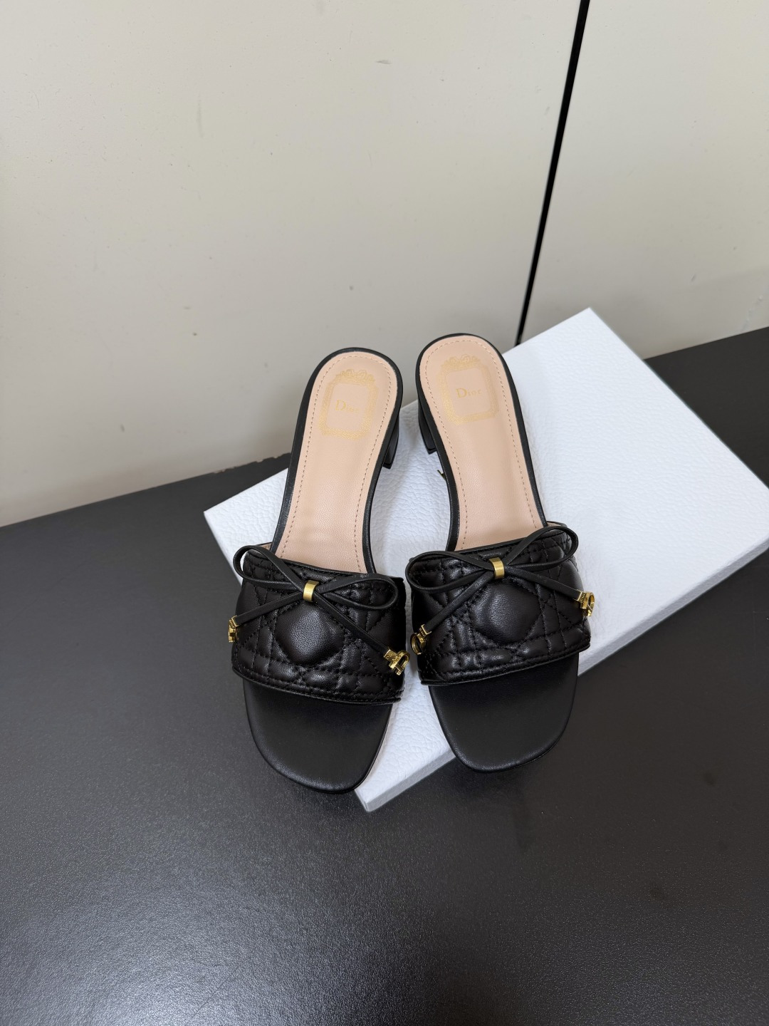 NO:866858,2056ss new spring and summer Dior D-Cannage sandals, electric embroidered plaid one-line thick heel slippers with bow CD metal buckle flat/medium heel sandals. This Dior Cannage sandal launched by Jonathan Anderson interprets the Dior logo with a unique design and pays homage to the Dior heritage. Sheep leather style, stylish and elegant silhouette, decorated with quilted cannage pattern and elegant details, including the exquisite bow of Dior's new logo element.  Upper quilted sheepskin cannage pattern Italian genuine leather outsole Heel height flat bottom/4.5cm Size 35-39 (40.41.42 custom-made non-returnable), high heels slippers, dior, dior, high heels, slippers, sheepskin, Leather soles198609092056ss春夏新款Dior迪奥D-Cannage凉拖 电绣格纹一字带粗跟拖鞋蝴蝶结CD金属扣平底/中跟凉拖鞋 乔纳森.安德森(Jonathan Anderson)推出的这款Dior Cannage凉拖以别具一格的设计诠释Dior标识,致敬Dior传承.羊皮革款式,廓形时尚优雅,饰以绗缝藤格纹图案与高雅细节,包括Dior全新标志元素精美蝴蝶结. 鞋面绗缝羊皮革藤格纹图案 鞋底意大利真皮大底 跟高平底/4.5cm 码数35-39（40.41.42定做不退换）,高跟鞋拖鞋,dior,dior,high heels,slippers,sheepskin,Leather soles,Women's Shoes