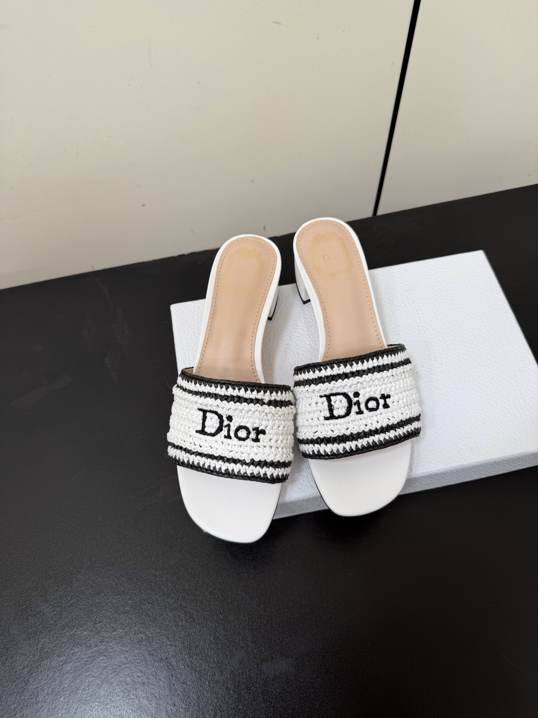 NO:866871,Dior Woven series·Raffia woven sandals are a popular item that is full of details!  The hand-woven raffia upper has an amazing texture, the edges are super delicate with contrasting woven edges, the Dior embroidery in the middle is highly recognizable, and the lambskin lining is soft and comfortable on the feet!  The low-heeled model has a 3.5cm heel height that is just right, making the legs straight without tiring the feet. The flat-heeled model is suitable for lazy people to kick out when going out. It is breathable in summer without stuffing the feet. The colors of the three pairs are all aesthetically pleasing. You can buy it with your eyes closed!  Material customized raffia/sheepskin lining/leather outsole size35-39 (customized at 40.41.42), high heels and slippers, dior, high heels, slippers, espadrilles, sheepskin, Leather soles19860909Dior Woven 系列·拉菲草编织凉拖鞋 被问爆的一款细节拉满了！ 手工编织的拉菲草鞋面质感绝了,边缘撞色编织包边超精致,中间的Dior刺绣辨识度超高,小羊皮内里软乎乎的,上脚巨舒服！ 低跟款3.5cm跟高刚好,显腿直又不累脚,平跟款懒人出门一脚蹬,夏天穿透气又不闷脚,三双颜色都戳中审美,闭眼入不亏！ 材质定制拉菲草/羊皮内里/真皮大底 size35-39（40.41.42定做）,高跟鞋拖鞋,dior,high heels,slippers,espadrilles,sheepskin,Leather soles,Women's Shoes