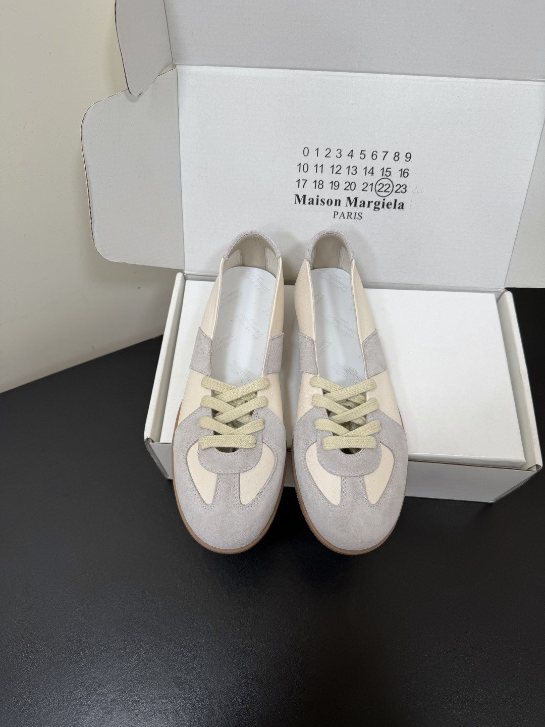 NO:866920,Maison Margiela 26ss new summer ballet training shoes MM6 This ballet-style training shoe is based on the brand's iconic soft elements. It cleverly combines the retro training shoe shape with the light lines of ballet shoes, and has a relaxed and high-end atmosphere. It is suitable for a variety of styles, whether it is worn with casual jeans, commuter suit pants, or gentle skirts, it can be easily controlled, injecting a touch of sophistication into the look. The upper is made of sheepskin and reverse velvet.  Lined sheepskin outsole original molded outsole size 35-41 (customized sizes 40 and 41 are not returnable), casual shoes/sports shoes, masion margiela, masion margiela, sneakers, skirts, business suit, sheepskin19860909Maison Margiela马吉拉26ss夏季新款芭蕾德训鞋 MM6这款芭蕾风德训鞋,以品牌标志性的柔美元素为基底,将复古德训鞋型与芭蕾鞋的轻盈线条巧妙融合,自带松弛又高级的氛围感. 搭配上它适配多种风格,无论是日常搭配休闲牛仔、通勤西装裤,还是搭配温柔裙装,都能轻松驾驭,为造型注入一抹恰到好处的精致感. 鞋面羊皮拼反绒 内里羊皮 大底原版开模大底 size35-41码（40、41码定制不退换）,休闲鞋/运动鞋,masion margiela,masion margiela,sneakers,skirts,business suit,sheepskin,Women's Shoes