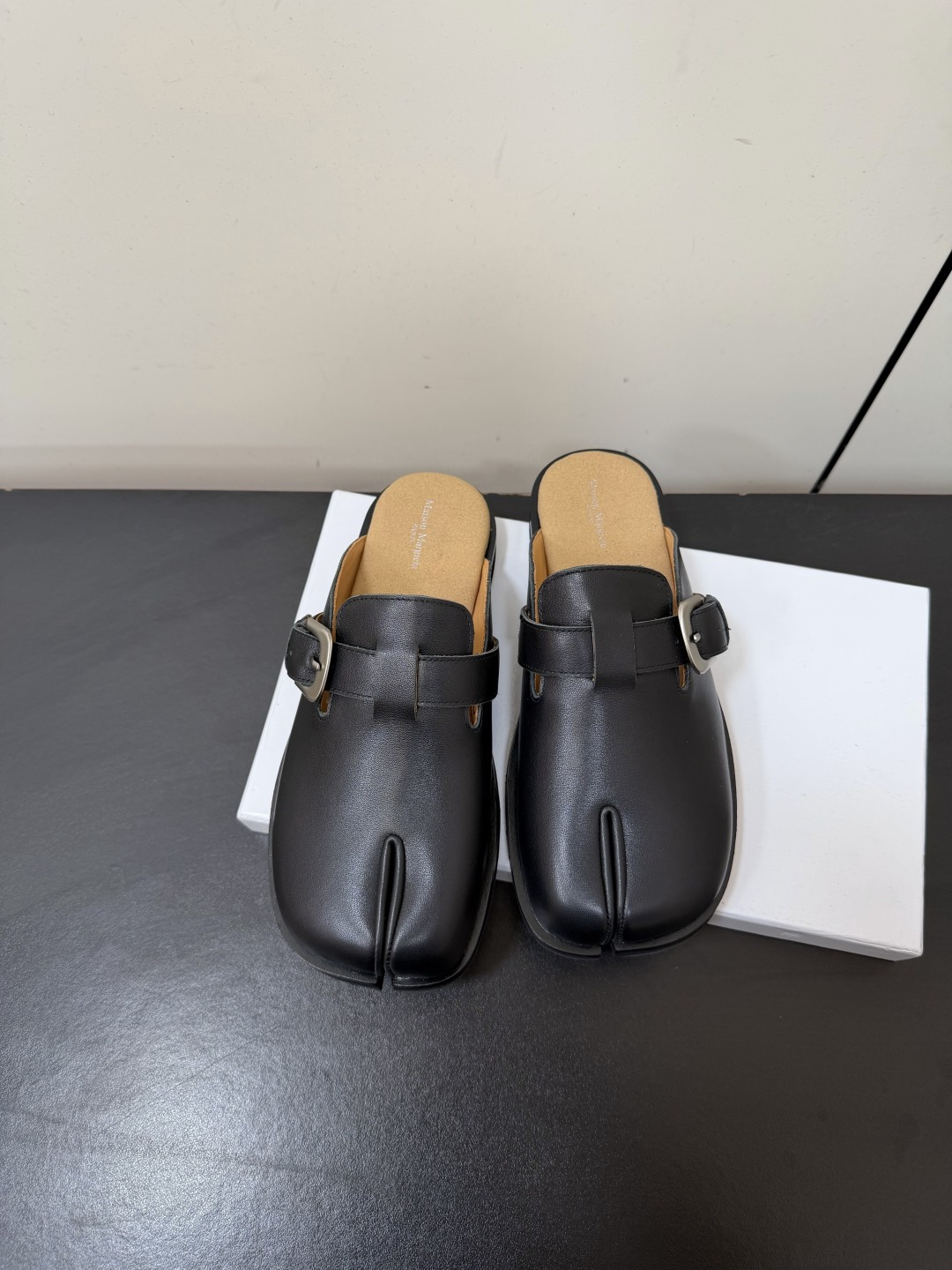 NO:866945,Maison Margiela mm6 2026ss spring and summer new split toe Muller Birkenstock half drag  Split-toe Mule half-flops with a lazy and high-end feel are an atmospheric artifact for daily wear. The shoe shape is neat and relaxed, the lines are simple and elegant, and the slip-on design is casual and convenient, making daily outings completely effortless. The matching is very adaptable, whether it is paired with straight pants, casual pants or various lazy skirts, you can easily wear a casual and textured look, and can hold it for commuting, going out on the street, or short trips.  The feet feel soft and light, and the feet will not be tired when walking for a long time. The comfort is directly stretched. The metal buckle details of the shoe body are very good, simple and recognizable, and the low-key design reveals. The upper is cowhide, the lining is cowhide, and the original open-molded outsole is size 35-41 (customized sizes 40 and 41 are non-returnable), semi-drag, masion margiela, masion margiela, skirts, cowhide19860909Maison Margiela马吉拉mm6 2026ss春夏新款分趾穆勒勃肯半拖 自带慵懒高级感的分趾穆勒半拖,是日常穿搭的氛围感神器.鞋型利落又松弛,线条简约大气,一脚蹬的设计随性又方便,日常出门完全不费劲.搭配上适配度超高,不管是搭配直筒裤、休闲裤还是各种慵懒风裙装,都能轻松穿出随性又有质感的造型,通勤、出街、短途出游都能hold住. 脚感软乎乎的,走路自带轻盈感,久穿也不会累脚,舒适感直接拉满.鞋身的金属扣细节很加分,简约又有辨识度,低调中透着设计感. 鞋面牛皮 内里牛皮 大底原版开模大底 size35-41码（40、41码定制不退换）,半拖,masion margiela,masion margiela,skirts,cowhide,Women's Shoes