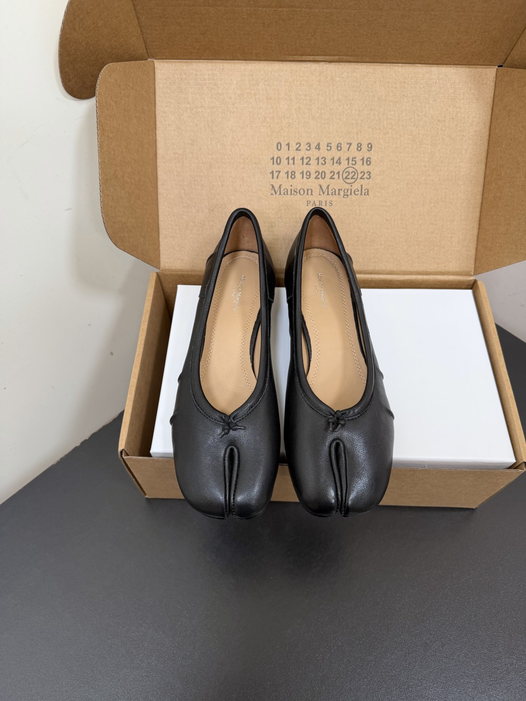 NO:866879,Mid-heeled Maison Margiela MM6 Margiela pleated split-toe shoes, Tabi split-toe ballet shoes, Italian vegetable-tanned sheepskin!  Welcome to compare with the real original outsole!  Size: 35-39 (40.41 customization is not returnable), split-toe shoes, masion margiela, masion margiela, sheepskin19860909中跟Maison Margiela MM6马吉拉皱褶分趾鞋 Tabi分趾芭蕾单鞋 意产植鞣羊皮！ 欢迎对比 真正的原版大底！ Size:35-39（40.41定制不退换）,分趾鞋,masion margiela,masion margiela,sheepskin,Women's Shoes