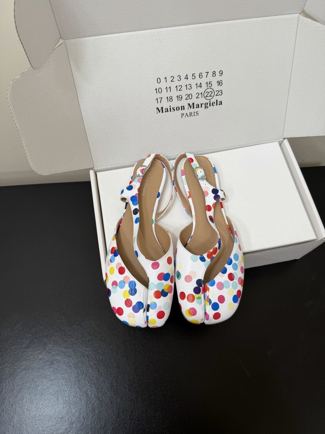 NO:866894,Maison Margiela 26ss early spring new split-toe flats/high heels. The slingback design adds lightness and breathability while retaining elegance. It is suitable for spring and summer seasons or indoor occasions, and also makes the pioneering split-toe shoe style more practical. The upper has no unnecessary decoration, and only relies on the split-toe outline and the back strap to form the visual core, continuing Maison Margiela's 'minimalist deconstruction' brand tone. The split-toe design is Maison  Margiela's iconic visual language can not only express personality and attitude, but also instantly enhance the recognition of the style. It is a 'status symbol' in the fashion circle. The back strap structure weakens the avant-garde feeling of the split toe, making it suitable for the show style, but also integrated into daily commuting, dating and other scenes. It is a choice that is both artistic and practical. The upper is imported open-edge beaded cowhide, the lining is sheepskin, the outsole is genuine leather, size 35-40 (40 size customization is not returnable)  Heel height 1cm / 7cm, split-toe shoes, flats, high heels, cowhide, sheepskin, Leather soles19860909Maison Margiela 26ss早春新款分趾后绊带平底鞋/高跟鞋 露跟设计在保留优雅感的同时增添了轻盈与透气感,适配春夏季节或室内场合,也让先锋的分趾鞋型更具实穿性.鞋面没有多余装饰,仅靠分趾轮廓与后绊带构成视觉核心,延续了Maison Margiela“极简解构”的品牌调性. 分趾设计是Maison Margiela的标志性视觉语言,既能表达个性态度,也能瞬间提升造型的辨识度,是时尚圈的“身份符号”.后绊带结构弱化了分趾的先锋感,使其既能适配秀场造型,也能融入日常通勤、约会等场景,是兼具艺术性与实穿性的选择. 鞋面进口开边珠牛皮 内里羊皮 大底真皮大底 size35-40码（40码定制不退换） 跟高1cm / 7cm,分趾鞋,flats,high heels,cowhide,sheepskin,Leather soles,Women's Shoes