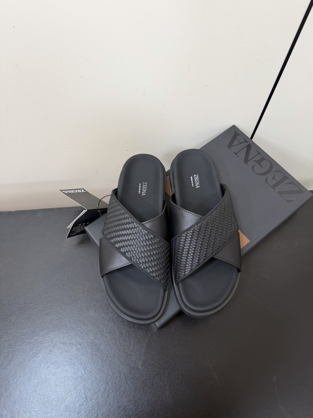 NO:866865,Men's only high version ZEGNA 2026/thick sole cross style old money style sandals original purchase, development and production. This zegna old money lazy temperament is perfect, a must-have item for men in summer. This slipper is made of soft calf leather, casual yet refined. It is tolerant, comfortable on the feet, fashionable and versatile!  Fabric: Original customized imported first-layer cowhide. Lining: Original customized soft sheepskin lining. Midsole. Leather wrapped. Sole: Original open-molded non-slip rubber material. Bottom thickness. 3CM Size. Men's model 39-46 (39.45.46 customized, non-returnable), slippers, zegna, slippers, cowhide, sheepskin.19860909限男款高版本ZEGNA 杰尼亚 2026/ 厚底 交叉款 老钱风 凉拖鞋 原版购入开发 做货 这款zegna老钱慵懒气质拿捏,男士夏季必备单品,这款拖鞋选用柔软小牛皮革制成,休闲又不失精致.包容性强,脚感舒适,时尚百搭！ 面料 : 原版定制进口头层牛皮 内里 : 原版定制柔软羊皮里 中底 真皮包裹 鞋底 : 原版开模防滑橡胶材质 底厚 3CM Size 男款39-46（39.45.46定做不退换）,拖鞋,zegna,slippers,cowhide,sheepskin,Women's Shoes