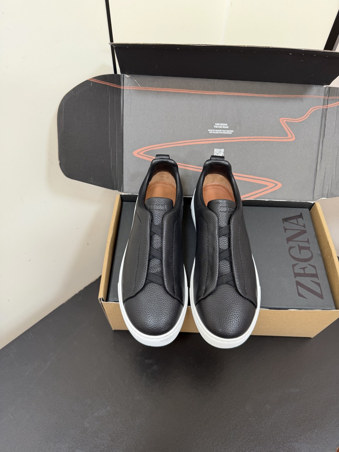 NO:866852,Men's only high version Ermenegildo Zegna's latest spring and summer slip-on casual shoes. Many celebrities and Internet celebrities have planted grass. They are the brand's iconic 'old money style' men's shoes, focusing on minimalist design, high-end texture and adaptability to all scenes. Lace-free slip-on design, the upper adopts the brand's iconic cross elastic band/pleated ribbon structure, replacing traditional shoelaces, making it easy to put on and take off while fitting the foot shape.  The upper is imported calfskin, with a delicate touch and high-end texture. It fits the shape of the foot over time. Original molded TPU outsole. Size 39-46 (39.45.46 customization is non-refundable). Casual shoes/sports shoes, zegna, sneakers, cowhide19860909限男款高版本杰尼亚Ermenegildo Zegna春夏最新款一脚蹬休闲鞋 超多明星网红种草 属于品牌标志性的“老钱风”男士鞋履,主打极简设计、高级质感与全场景适配性 无鞋带套脚设计,鞋面采用品牌标志性的交叉松紧带/褶皱饰带结构,替代传统鞋带,穿脱便捷,同时贴合脚型 鞋面进口小牛皮,触感细腻,质感高级,越穿越贴合脚型 原版开模TPU大底 码数39-46（39.45.46定制不退换）,休闲鞋/运动鞋,zegna,sneakers,cowhide,Women's Shoes