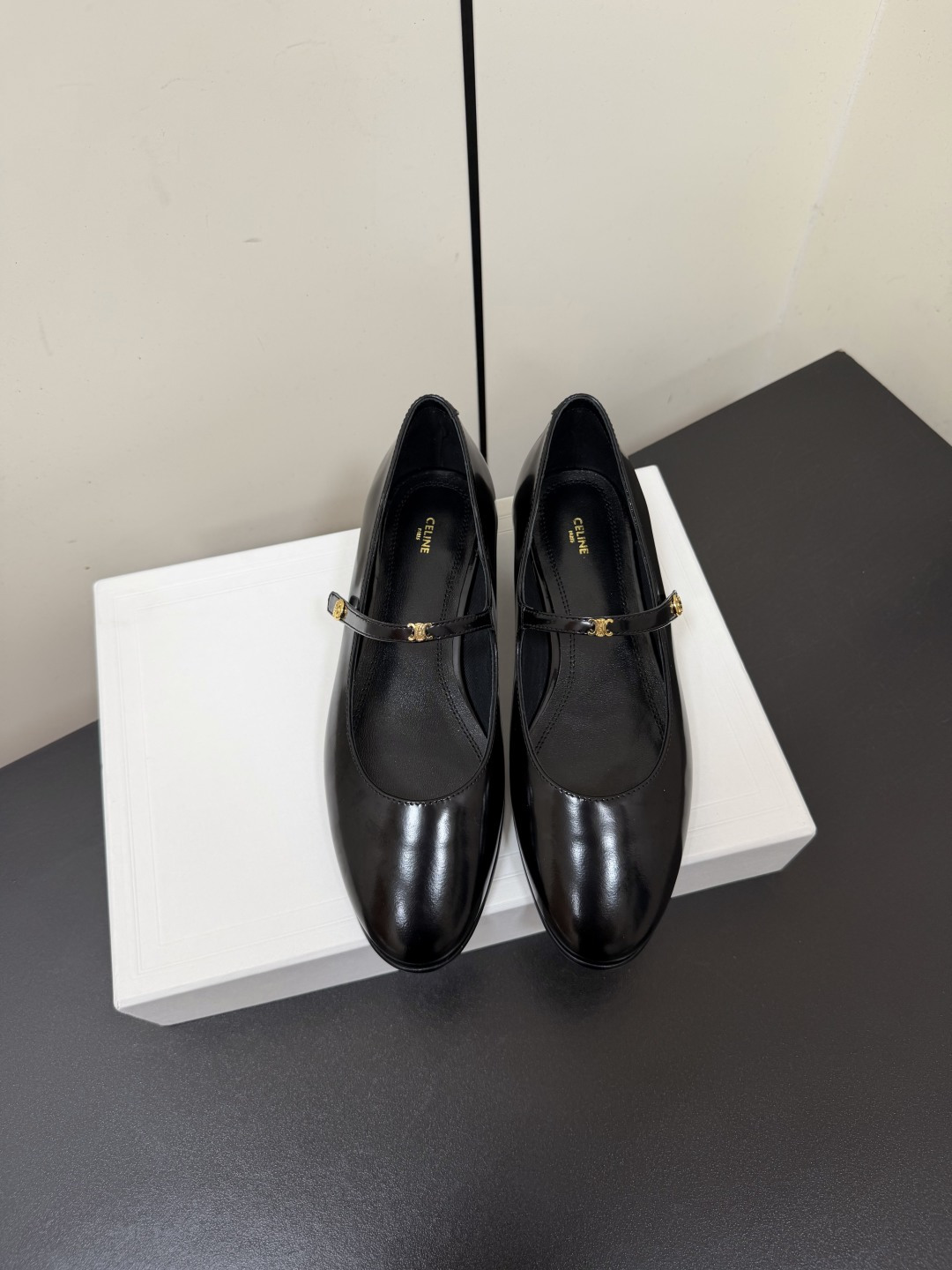 NO:902204,Celine 2026 new Mary Jane flat shoes Celine 26ss Les series Mary Jane shoes are simple and comfortable, clean and neat, increase the height and show the slender legs, whether worn alone or paired with wide-leg pants, high street and retro Let's make CELINE girls. Open-edge beaded cowhide upper, sheepskin lining, outsole, genuine leather sole, Size 35-41 (40.41 custom-made, non-refundable), single shoes, celine, celine, mary  jane,cowhide,sheepskin19860909Celine赛琳2026新款玛丽珍平底单鞋 思琳 26ss Les 系列 玛丽珍鞋简单舒服,干净利落,增高显腿细,无论是单穿还是搭配阔腿裤,高街又复古 一起来做CELINE女孩 鞋面开边珠牛皮 内里羊皮内里 大底真皮鞋底 Size35-41（40.41定做不退换）,单鞋,celine,celine,mary jane,cowhide,sheepskin,Women's Shoes