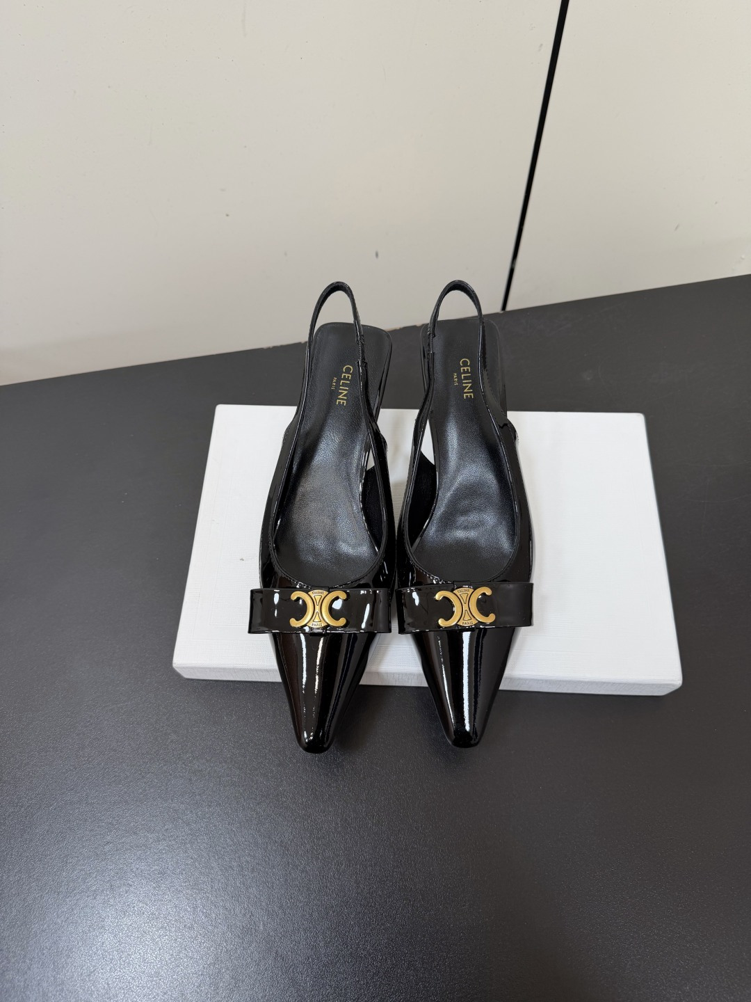 NO:902195,Celine's 2026 spring and summer new metal buckle patent leather high heels and sandals CELINE metal buckle patent leather high heels, pointed toe + patent leather material, full of gloss, and the metal buckle is super recognizable!  The back design is elegant and breathable, and the stiletto heels elongate the leg lines. It can be easily used in the workplace or formal occasions. Black is classic and versatile, white is gentle, and burgundy is super aura. It looks good with any combination!  Patent leather is easy to clean, and the metal buckle is durable and not easy to oxidize. It is practical and fashionable. It is a must-have exquisite item for working girls. Size 35-39 (40.41 custom-made and non-refundable), sandals, celine, celine, sandals, high heels19860909Celine赛琳2026春夏新款金属扣漆皮高跟鞋凉鞋 CELINE金属扣漆皮高跟鞋,尖头+漆皮材质,光泽感满分,金属扣超有辨识度！后空设计优雅又透气,细高跟拉长腿部线条,职场or正式场合都能轻松驾驭 黑色经典百搭,白色温柔,酒红超有气场,怎么搭都好看！漆皮易清洁,金属扣耐用不易氧化,实用又时髦,是职场女生必入的精致单品 Size 35-39（40.41定做不退换）,凉鞋,celine,celine,sandals,high heels,Women's Shoes