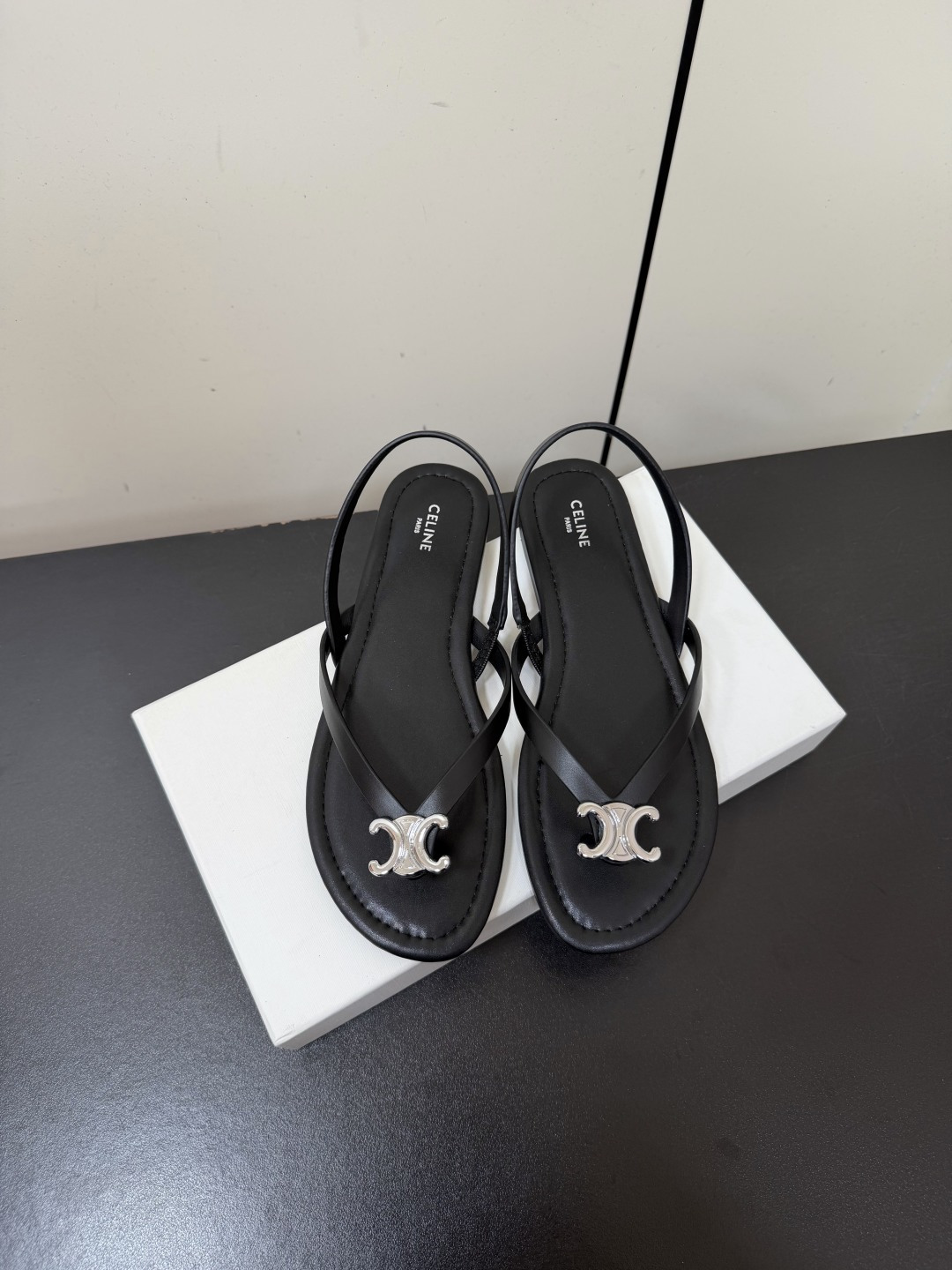 NO:902176,Celine/Celine 26WF new Arc de Triomphe all-genuine leather flip-flop sandals perfectly combine French relaxation with retro classics and become an indispensable fashion item in summer. Made of flexible sheepskin material, soft and elastic, waterproof and easy to care for, taking into account both appearance and practicality. The iconic Arc de Triomphe decorations are embellished on the flip-flops, which are low-key and luxurious and full of brand recognition. The simple flip-flop + back strap design is neat and elegant, fits the foot shape, and is comfortable to walk without burden.  Versatile and easy to match, you can easily control various scenes such as vacation daily life or the street. Step into French elegance in one step. Sheepskin leather outsole size 35-39 (customized in 40), sandals, celine, celine, sandals, sheepskin, Leather soles19860909Celine/赛琳26WF新品凯旋门全真皮 夹脚凉鞋 将法式松弛感与复古经典完美融合 成为夏日不可或缺的时尚单品. 柔韧羊皮材质 软弹贴脚 防水易打理 兼顾颜值与实穿性. 标志性凯旋门饰件点缀夹脚处 低调奢华 品牌辨识度拉满 .简约夹脚+后绊带设计 利落大方 贴合脚型 行走舒适无负担 . 百搭易配 轻松驾驭度假日常或街头等多种场景 一步踏入法式优雅.羊皮 真皮大底 size35-39（40定制）,凉鞋,celine,celine,sandals,sheepskin,Leather soles,Women's Shoes