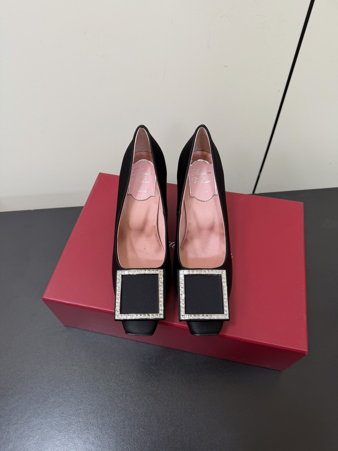 NO:902159,Roger Vivier RV26ss square buckle satin stiletto high heels. The square buckle on the toe is the soul element of the brand. The surface is inlaid with a circle of rhinestones, which reflects the bright luster under the light and is highly recognizable. It is the core source of the 'rich family feeling'.  The neat square-toe design combines retro elegance and modernity, can modify the foot shape, and is suitable for various scenes such as commuting and dinner. The upper is made of fine silk satin, which is smooth to the touch and has high-end luster, visually showing a luxurious texture. Silk upper/sheepskin lining silk/sheepskin outsole Leather outsole Increased by 7.5cm size 35-41 (customized sizes 40 and 41 are not returnable), high-heeled shoes, roger vivor, high  heels,sheepskin,real silk,silk fabric,Leather soles19860909Roger Vivier RV26ss方扣缎面细跟高跟鞋 鞋头的方形扣饰是品牌的灵魂元素,表面镶嵌满圈水钻,在光线下折射出璀璨光泽,辨识度极高,是“富家千金感”的核心来源. 利落的方头设计兼具复古优雅与现代感,能修饰脚型,适配通勤、晚宴等多种场景.鞋面采用细腻的丝绸缎面,触感柔滑且自带高级光泽,视觉上尽显奢华质感. 鞋面真丝/羊皮 内里真丝/羊皮 大底真皮大底 增高7.5cm size35-41码（40、41码定制不退换）,高跟鞋单鞋,roger vivier,high heels,sheepskin,real silk,silk fabric,Leather soles,Women's Shoes