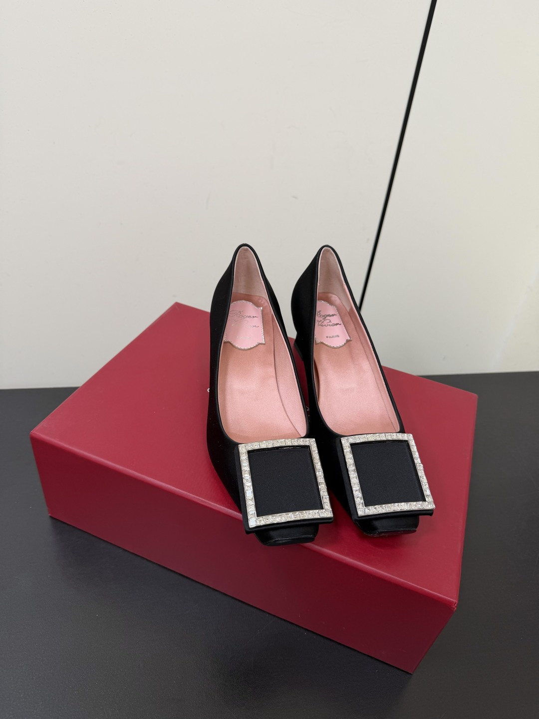 NO:902167,Roger Vivier RV26ss square buckle satin mid-heeled shoes. The square buckle on the toe is the soul element of the brand. The surface is inlaid with a circle of rhinestones, which reflects the bright luster under the light and is highly recognizable. It is the core source of the 'rich family feeling'.  The neat square-toe design combines retro elegance and modernity, can modify the foot shape, and is suitable for various scenes such as commuting and dinner. The upper is made of fine silk satin, which is smooth to the touch and has high-end luster, visually showing a luxurious texture. Silk upper/sheepskin lining silk/sheepskin outsole Leather outsole Increased by 3.5cm size 35-41 (customized sizes 40 and 41 are not returnable), high-heeled shoes, roger vivor, high  heels,sheepskin,real silk,silk fabric,Leather soles19860909Roger Vivier RV26ss方扣缎面中跟单鞋 鞋头的方形扣饰是品牌的灵魂元素,表面镶嵌满圈水钻,在光线下折射出璀璨光泽,辨识度极高,是“富家千金感”的核心来源. 利落的方头设计兼具复古优雅与现代感,能修饰脚型,适配通勤、晚宴等多种场景.鞋面采用细腻的丝绸缎面,触感柔滑且自带高级光泽,视觉上尽显奢华质感. 鞋面真丝/羊皮 内里真丝/羊皮 大底真皮大底 增高3.5cm size35-41码（40、41码定制不退换）,高跟鞋单鞋,roger vivier,high heels,sheepskin,real silk,silk fabric,Leather soles,Women's Shoes