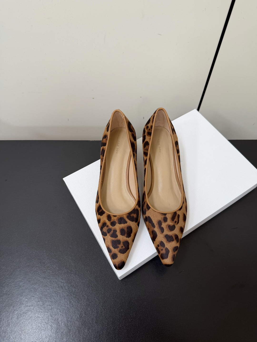 NO:902142,TheRow's minimalist point-toe cat-heel leopard-print polka-dot pony hair shoes. New products every season attract the attention of fashionistas. This small heel shoe has the same minimalist style design as always. It is simple, elegant and intellectual, full of lines, and casually matched with the temperament goddess. The gold heel is 3.5cm high, just comfortable and not tiring to walk!  The upper is made of horse hair, the inner foot pad is imported sheepskin, the injection molded leather outsole is imported from Italy, heel height: 3.5cm, size 35-40 (customized for 40, non-refundable), single shoes, sheepskin, gold, Leather soles19860909TheRow极简风尖头猫跟豹纹波点马毛单鞋 每一季新品都吸引着时髦精的注意,这款小跟鞋一如既往的极简风设计,简洁大气优雅知性,线条感十足,随性搭配气质女神,黄金跟高3.5cm刚好舒适行走不累！ 鞋面采用马毛材质 内里脚垫进口羊皮 意大利进口注塑真皮大底 跟高:3.5cm size 35-40（40定做不退换）,单鞋,sheepskin,gold,Leather soles,Women's Shoes