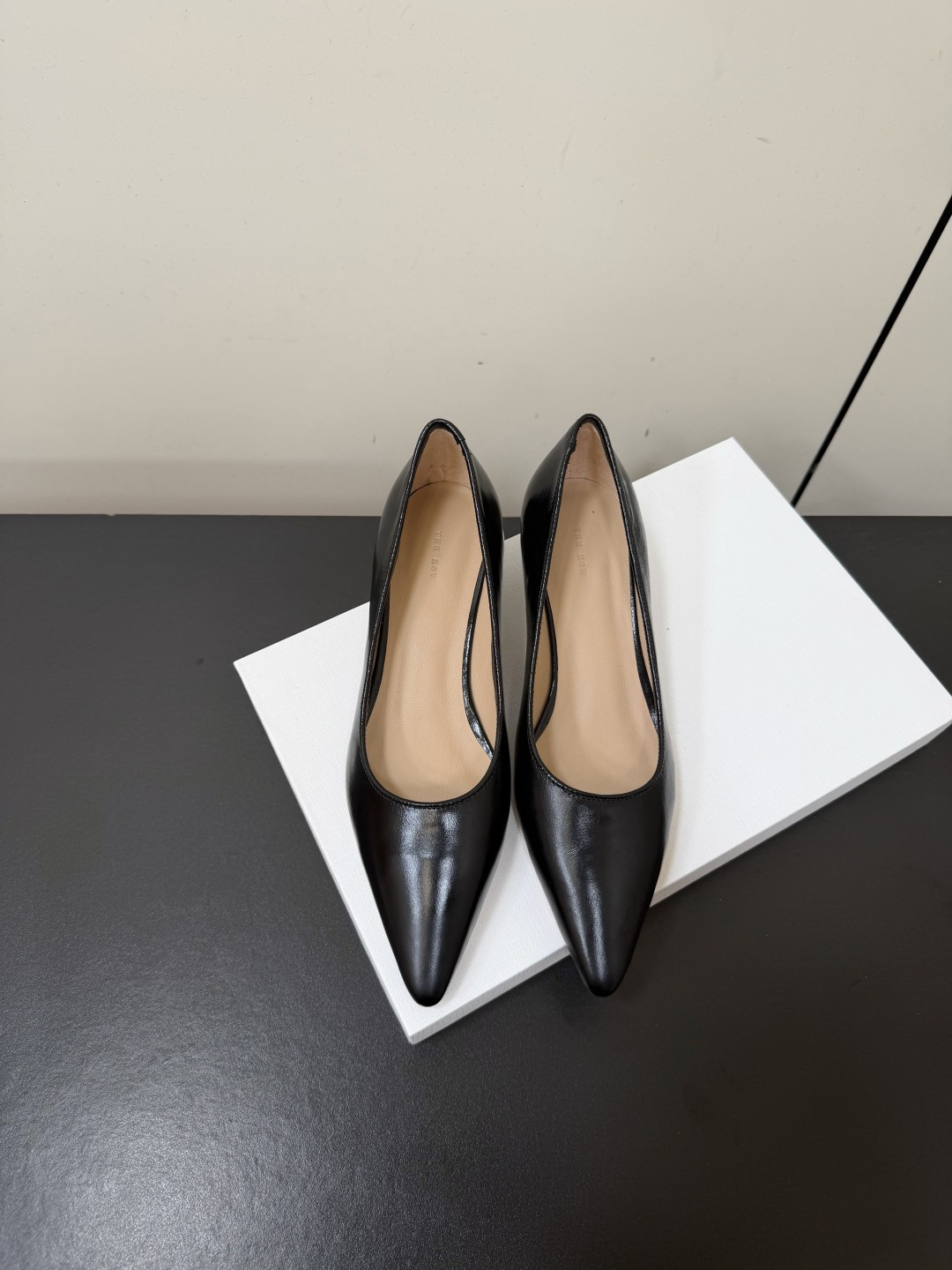NO:902149,TheRow minimalist pointed-toe cat-heeled shoes attract the attention of fashionistas every season. These small-heeled shoes have the same minimalist design as always. They are simple, elegant and intellectual, with full sense of lines. They match the temperament of a goddess casually. The height of the gold heel is 3.5cm, which is just comfortable and not tiring to walk!  The upper is made of open-edge beaded cowhide, the inner foot pad is imported sheepskin, and the injection molded leather outsole is imported from Italy. Heel height: 3.5cm, size 35-40 (customized for 40, non-refundable), single shoes, cowhide, sheepskin, gold, Leather soles19860909TheRow极简风尖头猫跟单鞋 每一季新品都吸引着时髦精的注意,这款小跟鞋一如既往的极简风设计,简洁大气优雅知性,线条感十足,随性搭配气质女神,黄金跟高3.5cm刚好舒适行走不累！ 鞋面采用开边珠牛皮 内里脚垫进口羊皮 意大利进口注塑真皮大底 跟高:3.5cm size 35-40（40定做不退换）,单鞋,cowhide,sheepskin,gold,Leather soles,Women's Shoes