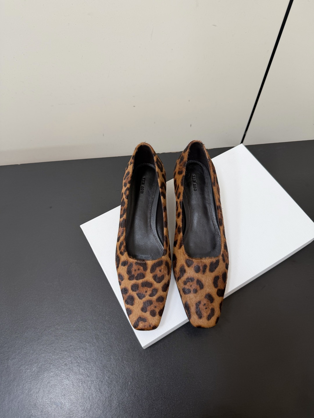 NO:902158,TheRow minimalist style wedge heel small square toe horse hair leopard pattern polka dot shoes. French elegance online, high-end and fashionable, salty or sweet, literary and elegant!  Whether you pair it with a short skirt and shorts and casual pants in the summer, or you pair it with a short skirt and a windbreaker in the autumn and winter, it always looks high-end, full of femininity, and you won’t feel tired when wearing gold heels!  Easy to wear and good-looking. The upper is made of horse hair. The inner lining is sheepskin. The genuine leather injection molded outsole imported from Italy. Heel height: about 3.5cm. Number of yards: 35-40 (40 is custom-made and cannot be returned or exchanged). Single shoes, skirts, shorts, sheepskin, gold19860909TheRow极简风坡跟小方头马毛豹纹波点单鞋 法式优雅气质在线、高级又时髦,可盐可甜,文艺又气质！无论是夏天配短裙配短裤休闲裤,还是秋冬配短裙配风衣,都是妥妥的高级感,女人味爆满,黄金跟高穿着不累！好穿又好看 鞋面采用马毛 内里垫脚羊皮 意大利进口真皮注塑大底 跟高:约3.5cm 码数:35-40（40定做不退换）,单鞋,skirts,shorts,sheepskin,gold,Women's Shoes