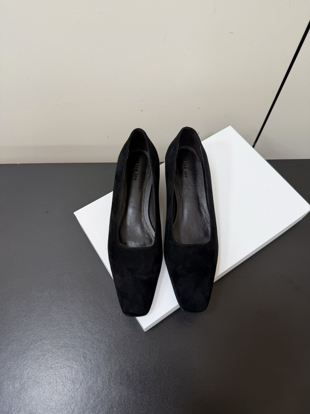 NO:902165,TheRow minimalist style wedge heel small square toe suede shoes, French elegance online, high-end and fashionable, salty or sweet, literary and elegant!  Whether you pair it with a short skirt and shorts and casual pants in the summer, or you pair it with a short skirt and a windbreaker in the autumn and winter, it always looks high-end, full of femininity, and you won’t feel tired when wearing gold heels!  Easy to wear and good-looking. The upper is made of suede. The lining is sheepskin. The Italian imported genuine leather injection molded outsole. Heel height: about 3.5cm. Size: 35-40 (40 is custom-made and non-refundable). Single shoes, skirts, shorts, sheepskin, chamois leather, gold.19860909TheRow极简风坡跟小方头麂皮绒单鞋 法式优雅气质在线、高级又时髦,可盐可甜,文艺又气质！无论是夏天配短裙配短裤休闲裤,还是秋冬配短裙配风衣,都是妥妥的高级感,女人味爆满,黄金跟高穿着不累！好穿又好看 鞋面采用反绒皮 内里垫脚羊皮 意大利进口真皮注塑大底 跟高:约3.5cm 码数:35-40（40定做不退换）,单鞋,skirts,shorts,sheepskin,chamois leather,gold,Women's Shoes