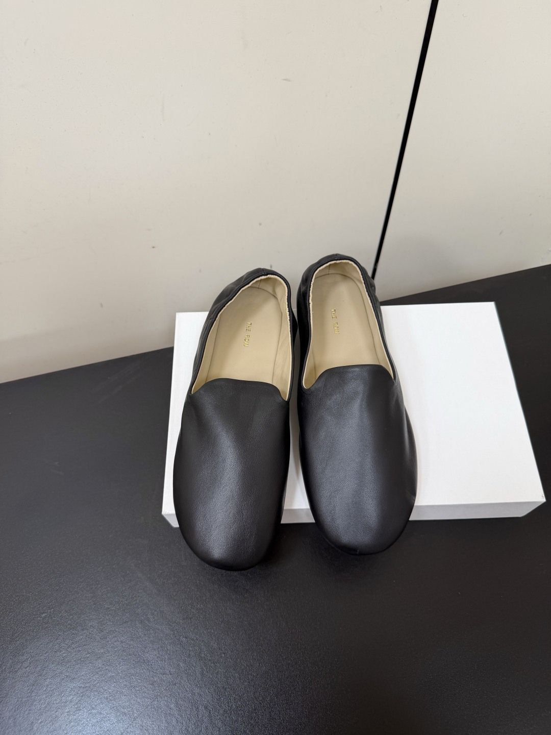 NO:902212,TheRow elasticated ballet flats and loafers. It is rare to see a dance shoe that is so detailed and very tolerant of the feet. It modifies the foot shape properly without losing its unique charm. It is convenient and convenient to put on the feet. It is also very comfortable and can be worn in daily wear. It is super versatile!  The upper is made of imported lambskin/linen, the lining is sheepskin, and the leather outsole is code number: 35-39 (40 customized). Comes with original packaging, loafers, loafers, flats, sheepskin, and Leather soles.19860909TheRow松紧平底芭蕾平底鞋乐福鞋 很少会看到一款跳舞鞋会做到这么精细、而且对脚的包容性特别强,把脚型修饰得妥妥的,又不失独特韵味,上脚方便便捷,且非常舒适、日常穿都没有问题的、超级百搭！ 鞋面采用进口小绵羊皮/亚麻 内里垫脚羊皮 真皮大底 码数:35-39（40 定制） 配原版包装,乐福鞋,loafers,flats,sheepskin,Leather soles,Women's Shoes