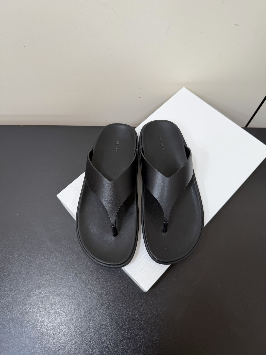 NO:902203,TheRow/26ss new spring and summer flip-flops are designed with a classic flip-flop silhouette, with clean lines, no unnecessary decoration, and only pure tailoring to convey texture. The lines of the shoe body fit the contours of the foot, and the flip-flop design has been repeatedly polished, taking into account comfort and beauty, and will not cause a tight feeling on the foot.  In terms of matching, whether it is paired with linen wide-leg pants to create a lazy daily look, or paired with casual shorts or a dress to create a holiday style, it can be easily adapted. The minimalist style does not choose the scene, and can be used for daily travel, beach vacations or short trips. It is an excellent item to create a relaxed look. Upper cowhide/horse hair/sheep leather lining cowhide leather outsole original molded outsole  size 35-40 (customized sizes 40 are non-refundable), split-toe shoes, skirts, shorts, cowhide, sheep19860909TheRow/26ss春夏新款夹趾人字拖 设计上采用经典的人字拖廓形,线条干净利落,没有多余装饰,只以纯粹的剪裁传递质感.鞋身线条贴合足部轮廓,夹趾设计经过反复打磨,兼顾了舒适与美观,上脚不会产生勒感. 搭配上,无论是搭配亚麻阔腿裤打造慵懒的日常造型,还是搭配休闲短裤、连衣裙演绎度假风穿搭,都能轻松适配.极简的风格不挑场景,日常出行、海边度假或是短途出游都能驾驭,是打造松弛感穿搭的绝佳单品. 鞋面牛皮/马毛/羊京 内里牛皮 大底原版开模大底 size35-40码（40码定制不退换）,分趾鞋,skirts,shorts,cowhide,sheep,Women's Shoes
