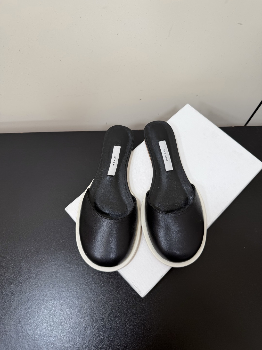 NO:902191,Super cute and cute TheRow's new toe-toe half-mug mule shoes. I prefer the unobtrusive texture of The Row. The delicate cowhide, the big round toe outline hides a retro accent, and the lazy mules are just right for a slow-paced life. Size35-41 (41 made to order, non-refundable), half-mug, cowhide19860909超萌可爱TheRow新款包头拖半拖穆勒鞋 偏爱 The Row 这种不张扬的质感.牛皮的细腻,大圆头头轮廓藏着复古腔调, 穆勒拖的慵懒,刚好适配慢节奏的生活 Size35-41（41订做不退换）,半拖,cowhide,Women's Shoes