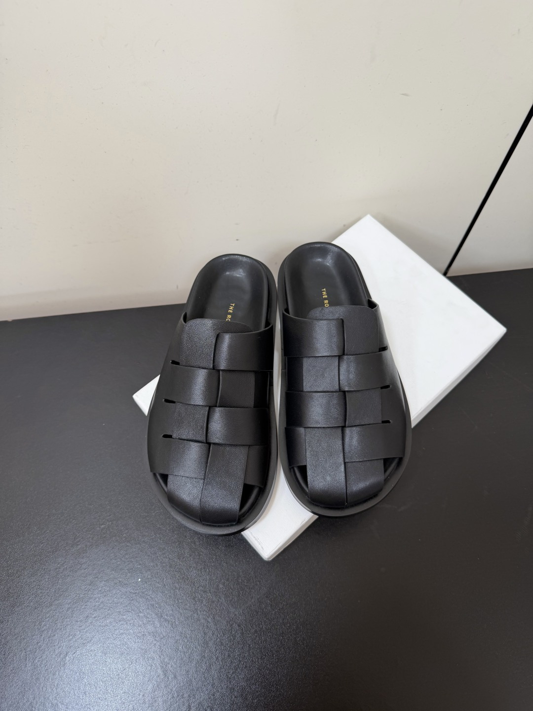 NO:902175,TheRow's new woven hollow toe-toe mule slippers inherit The Row's iconic minimalist aesthetics, abandoning complicated decorations and using wide-band weaving to create a high-end texture. The toe-toe semi-slipper version is suitable for a variety of foot types, and the rounded toe is fully tolerant. It not only retains the elegant tone of mule shoes, but also perfectly meets the needs of cooling in summer, showing a light and luxurious texture in a low-key manner.  The upper is made of fine and skin-friendly weaving technology, with no sharp edges that rub the feet, and fits the curve of the foot without irritating the feet; the soles are moderately soft and hard, have excellent rebound, and are not tiring when standing for long periods of time during daily walking. The upper is imported cowhide, the lining is mixed sheepskin, and the outsole is rubber.19860909TheRow新款编织镂空包头穆勒拖 传承The Row标志性的极简美学,摒弃繁杂装饰,以宽带编织打造高级质感；包头半拖版型适配多种脚型,圆润鞋头包容度拉满,既保留了穆勒鞋的优雅腔调,又完美契合夏日清凉需求,低调中尽显轻奢质感. 鞋面编织工艺细腻亲肤,无生硬磨脚边缘,贴合脚部曲线不硌脚；鞋底软硬适中,回弹出色,日常行走久站不累. 鞋面进口牛皮 内里混种羊皮 大底橡胶大底 size35-41码（40、41码定制不退换）,拖鞋,slippers,cowhide,sheepskin,Women's Shoes