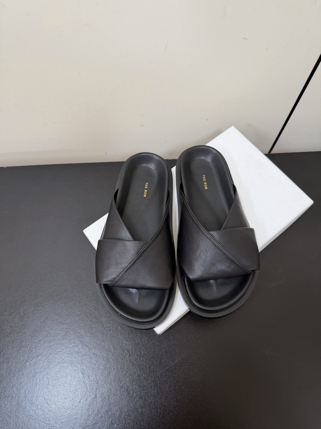 NO:902185,TheRow's new simple flat slippers Therow's consistent minimalist style and clean layout without any decoration. Only the design is the highlight to highlight your temperament and personality!  The upper is made of imported soft cowhide, which is soft, comfortable and soft!  Original rubber outsole combination, high-end texture!  Size#35-41 (40.41 customized, non-refundable), slippers, slippers, cowhide19860909TheRow新款简约平底一字拖鞋 Therow一贯的极简风格 干净利落的版面设计 没有任何装饰 仅以设计为亮点 凸显气质和彰显个性！ 鞋面采用进口绵软牛皮 柔软舒适柔软！原版橡胶大底组合 高档质感！ Size#35-41（40.41定做不退换）,拖鞋,slippers,cowhide,Women's Shoes