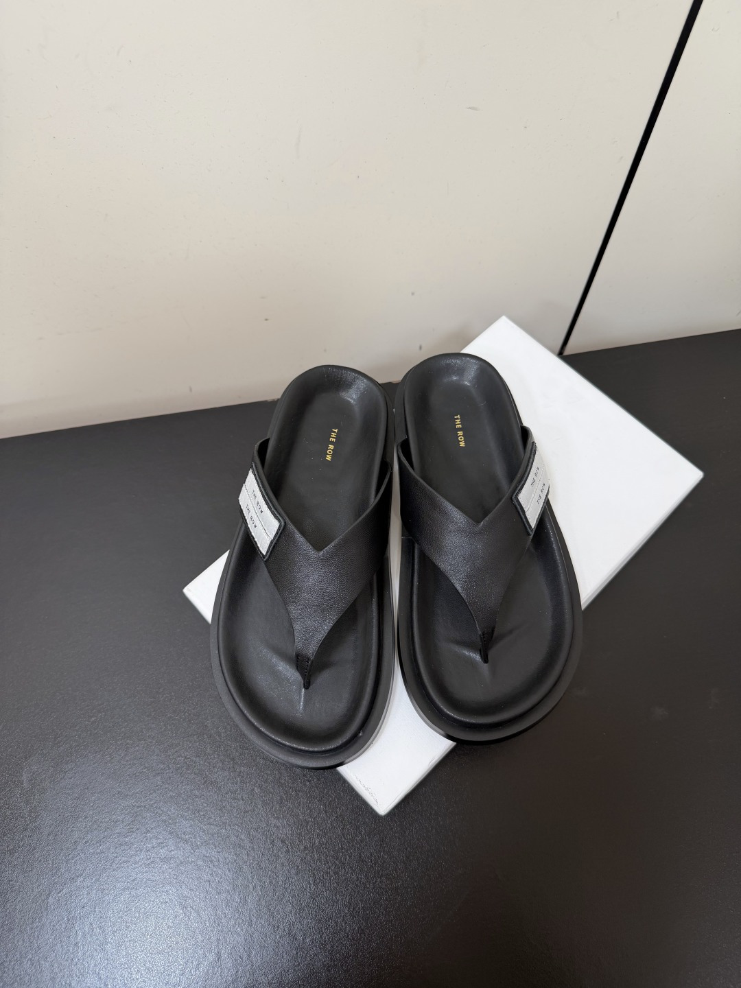 NO:902166,TheRow's new simple flat flip flops Therow's consistent minimalist style and clean layout without any decoration. Only the design is the highlight to highlight your temperament and personality!  The upper is made of imported soft cowhide, which is soft, comfortable and soft!  Original rubber outsole combination, high-end texture!  Size#35-41 (40.41 customized, non-refundable),,cowhide19860909TheRow新款简约平底人字拖 Therow一贯的极简风格 干净利落的版面设计 没有任何装饰 仅以设计为亮点 凸显气质和彰显个性！ 鞋面采用进口绵软牛皮 柔软舒适柔软！原版橡胶大底组合 高档质感！ Size#35-41（40.41定做不退换）,,cowhide,Women's Shoes