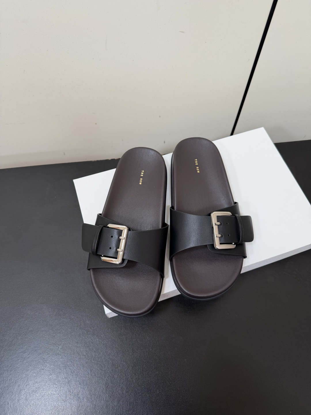 NO:902157,TheRow's new one-line buckle sandals are really good shoes and never need extra decoration. This pair of double buckle sandals is designed with minimalism as the core. The simpler, the more texture it has. The classic cross-strap design has neat and clean lines. It has a high-end sense with a low saturation filter. It is unobtrusive but has its own nobility~  The soft and waxy leather feels on the feet, the upper foot is light and soft, and the feet are not rubbed. Available in three colors: black/beige/olive green. It is suitable for all items in the wardrobe for daily outings, commuting, and vacations. It welds the effortless sense of relaxation on the feet~ The upper is made of original imported cowhide, the lining is sheepskin, and the original molded rubber outsole Size: 35-39 (customized for 40, non-refundable), slippers, slippers, cowhide, sheepskin19860909TheRow新款一字搭扣凉拖鞋 真正的好鞋,从不需要多余装饰.这双双带扣凉拖以极简主义为设计内核,越简单,越见质感,经典交叉带设计,线条利落干净,自带低饱和滤镜的高级感,不张扬却自带贵气~ 软糯皮质脚感,上脚轻软不磨脚,黑/米/橄榄绿三色可选,适配衣柜里所有单品日常出街、通勤、度假都合适,把不费力的松弛感焊在脚上～ 鞋面采用原版进口牛皮,内里垫脚羊皮,原版开模橡胶大底 Size:35-39（40定做不退换）,拖鞋,slippers,cowhide,sheepskin,Women's Shoes