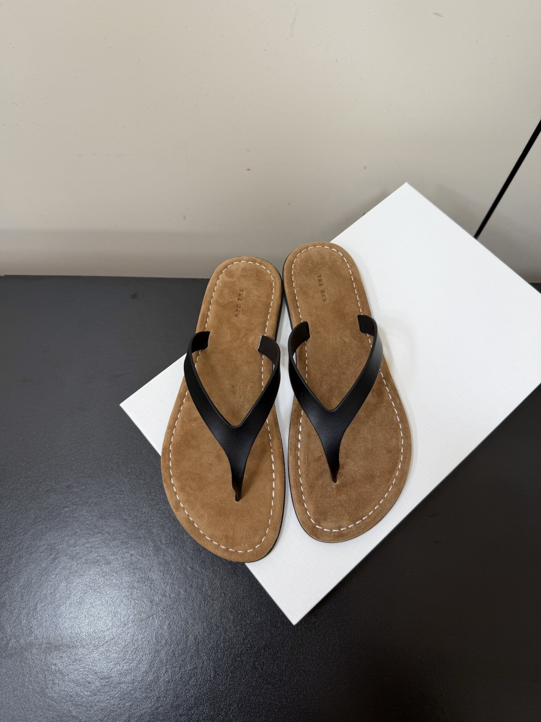 NO:902150,TheRow minimalist flip-flops flip-flops  The eye-catching contrasting color aesthetics will turn heads in summer and break the monotony of solid colors. This pair of flip-flops uses high-contrast contrasting colors as the design highlight, combining classic black and pure white to create fashionable tension. The minimalist clip-on style with contrasting color strips does not add unnecessary layers, but it has its own eye-catching aura. Whether it is for daily outings or vacation check-ins, it can easily become the finishing touch of the style, making every step at the forefront of the trend.  An eye-catching style with a sense of fashion that breaks the dullness. It can be paired with solid-color T-shirts, denim items, and holiday skirts to instantly enhance the layering of the look and has a high production rate. The upper is made of sheepskin/sheepskin/horse hair, suede for the feet, and the original molded outsole. Size: 35-40 (customized in 40 units, non-returnable), split-toe shoes, slippers, skirts, tees, t-shirt, sheepskin, sheep.19860909TheRow极简风人字拖鞋夹脚凉拖鞋 一眼心动的撞色美学,承包夏日所有回头率,打破纯色的单调,这双人字拖以高对比撞色为设计亮点,将经典黑与纯净白碰撞出时髦张力.极简夹脚版型搭配撞色带面,不做多余堆砌,却自带吸睛气场,无论是日常出街还是度假打卡,都能轻松成为造型的点睛之笔,让每一步都走在潮流前沿. 时髦感拉满的吸睛款,打破沉闷感,搭配纯色T恤、牛仔单品、度假裙装,瞬间提升造型层次感,出片率超高. 鞋面采用羊皮/羊猄/马毛 垫脚反毛皮,原版开模大底 Size:35-40（40定制不退换）,分趾鞋,slippers,skirts,tees，t-shirt,sheepskin,sheep,Women's Shoes