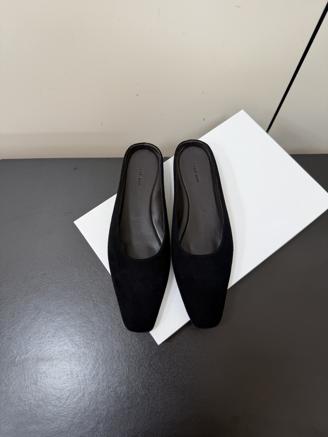 NO:902143,TheRow square-toe flat-soled Mule half-slippers are the most popular designer brand in the past two years, with simple design, clever details, freshness and refinement!  If you don’t want to hit the streets with random styles, you can check out this brand. It’s relatively niche but is so easy to match. You can see this brand everywhere on Instagram and Xiaohongshu!  BS original version customized one to one!  Upper sheepskin/horse hair, lining original imported sheepskin, outsole original imported leather outsole, high flat heel, code number 35~39 (40. Customized, non-returnable), half drag, slippers, sheepskin, sheep, Leather soles19860909TheRow方头平底穆勒半拖鞋 作为这两年最受欢迎的设计师牌,设计简单、细节巧妙、清新脱俗！ 不想满大街撞款的可以看看这个品牌,比较小众却又是那么好搭配,ins、小红书随处可见这个品牌的身影 ！BS原版一比一定制！ 鞋面羊猄/马毛 内里原版进口羊皮 大底原版进口真皮大底 跟高平底 码数35~39(40.订做不退换）,半拖,slippers,sheepskin,sheep,Leather soles,Women's Shoes