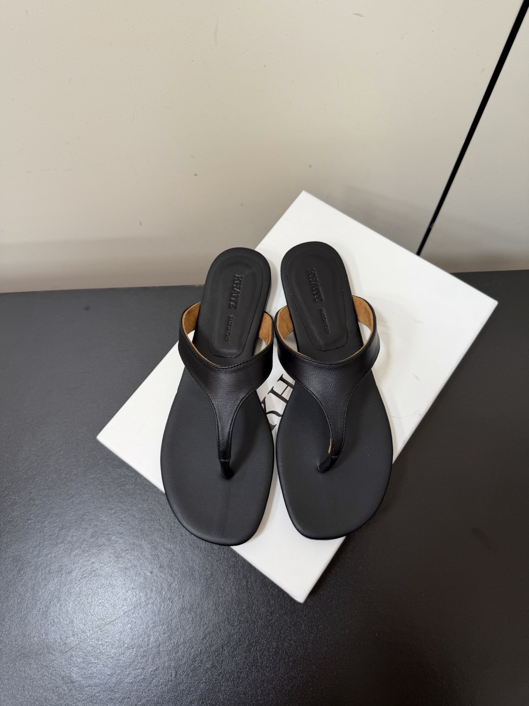 NO:888094,khaite 26 new spring and summer minimalist style flat flip-flops!  It has a French romantic design that is gentle to the feet. Whether it is worn with a dress, jeans or wide-leg pants, you can easily wear it with a high-end feel! And it is light and soft, and the comfort is straight away! The upper foot is soft, so you will not be tired after a day of running around. Wear it when you go out and play, both beautiful and comfortable! The upper is made of imported calfskin, the lining is sheepskin, and the Italian imported genuine leather outsole Heel height: flat Size: 35-41 (40.41)  Orders are non-refundable), split-toe shoes, slippers, skirts, jeans, cowhide, sheepskin, Leather soles19860909khaite 26春夏新款极简风平底夹脚人字拖鞋！ 自带法式浪漫的设计,上脚就温柔到骨子里, 不管搭连衣裙,牛仔裤还是阔腿裤,都能轻松穿出高级感! 而且它又轻又软,舒适度直接拉满!上脚软乎乎的,暴走一天都不累脚,出门玩穿它,美和舒服全都要! 鞋面采用进口小牛皮 内里垫脚羊皮  意大利进口真皮大底 跟高:平底 码数:35-41（40.41 订不退换）,分趾鞋,slippers,skirts,jeans,cowhide,sheepskin,Leather soles,Women's Shoes