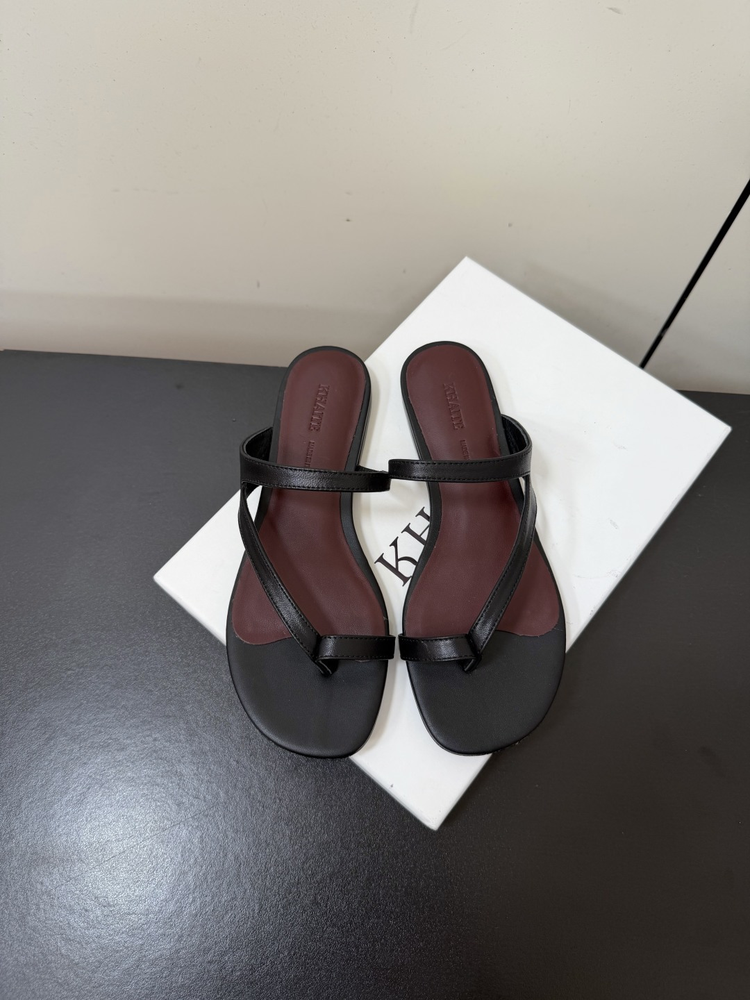 NO:888103,Khaite 26 new spring and summer minimalist style flat toe slippers have a French romantic design and are gentle to the bones. Whether worn with a dress, jeans or wide-leg pants, you can easily wear them with a high-end feel! Moreover, they are light and soft, and the comfort level is perfect! The upper feet are soft, so you will not be tired after a day of running. Wear them when you go out and play, both beautiful and comfortable! The upper is made of imported calfskin, the lining is sheepskin, and the Italian imported genuine leather outsole  Heel height: flat Size: 35-41 (40.41 non-refundable), split-toe shoes, slippers, skirts, jeans, cowhide, sheepskin, Leather soles19860909khaite 26春夏新款极简风平底套趾拖鞋 自带法式浪漫的设计,上脚就温柔到骨子里, 不管搭连衣裙,牛仔裤还是阔腿裤,都能轻松穿出高级感! 而且它又轻又软,舒适度直接拉满!上脚软乎乎的,暴走一天都不累脚,出门玩穿它,美和舒服全都要! 鞋面采用进口小牛皮 内里垫脚羊皮  意大利进口真皮大底 跟高:平底 码数:35-41（40.41 订不退换）,分趾鞋,slippers,skirts,jeans,cowhide,sheepskin,Leather soles,Women's Shoes