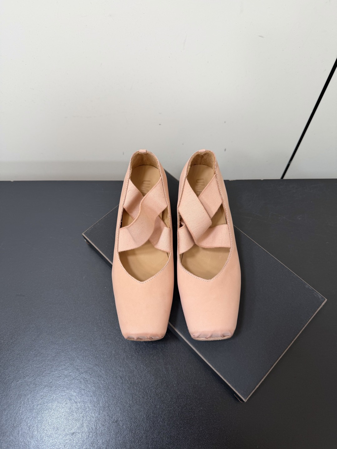 NO:887993,High-heeled UMA WANG classic retro distressed ballet shoes. All the counters are out of stock. They are as hard to buy as rare as guidi. They are super soft and comfortable on the feet. They are also very age-reducing. They have a strong artistic atmosphere of ballet and are full of fairy spirit. I highly recommend Uma Wang dark ballet shoes. Handmade shoes are all about taste.  The uppers are made of vegetable-tanned leather and are hand-rubbed, and the drum-washed distressed genuine leather soles (the bottom edges are raw). The toe has figure-eight pleats, and the sole mark line is hand-sewn in one piece due to process issues. Uma Wang's ballet shoes change according to changes in people's foot shapes, achieving 100% comfort!  So you don’t have to worry about scratching your feet or anything!  Ballet shoes for life!  The longer it goes, the better it looks!  Heel height 4.5cm, size 35-40, heel height 4.5cm40, custom made, non-refundable, non-exchangeable, rice milling first, customization cycle is one week., ballet shoes19860909高跟UMA WANG经典款复古做旧芭蕾舞鞋,专柜一上全部断货,难买程度堪比guidi稀有,超级软上脚超级舒服,还特别减龄,浓浓的芭蕾舞艺术气息,仙气十足 强推Uma Wang 暗黑系芭蕾舞鞋,手工鞋要的就是味道 鞋面采用植鞣皮胚手工擦色,滚筒水洗做旧真皮鞋底（底边毛边处理).鞋头八字形褶皱,工艺问题鞋底马克线手工一体缝制. Uma wang的芭蕾鞋是根据人的脚型变化而变化 达到百分百舒适！所以完全不担心磨脚或者什么的！一辈子的芭蕾鞋！越久越好看！跟高4.5cm 尺码35-40,跟高4.5cm40定制不退不换,先打米 定制周期一周.,芭蕾舞鞋,Women's Shoes