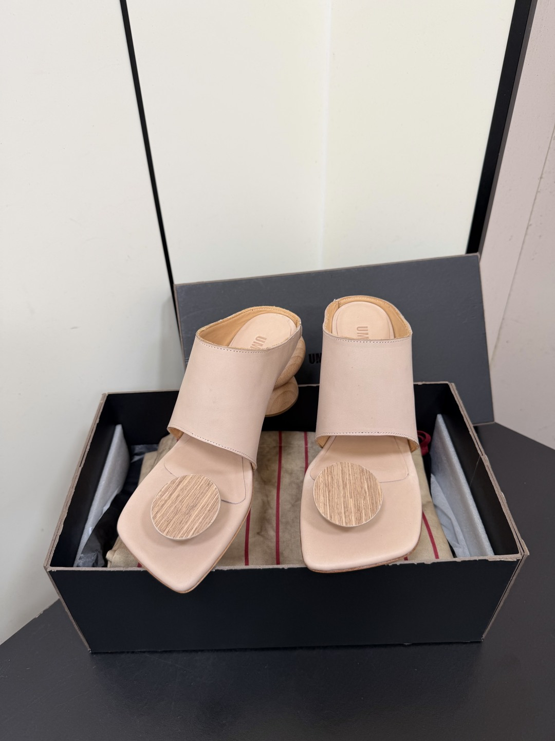 NO:887974,UmaWang's classic retro round-heeled high-heeled slippers are all out of stock at the counter. They are as hard to buy as rare as guidi. They are super soft and comfortable on the feet. They are also very age-reducing. They have a strong artistic atmosphere and are full of fairy spirit. Highly recommend UmaWang dark high-heeled slippers. Handmade shoes are all about taste. The channel is excellent, all handmade, serious handmade shoes. We all know that all handmade products are not cheap. Umawang's craftsmanship, fabric design  No detail is careless, and all you can see is full of sincerity. The uppers are made of vegetable-tanned leather and are hand-rubbed, and the drum-washed distressed genuine leather soles (the bottom edges are roughened). The shoes change according to the shape of the person's feet, achieving 100% comfort!  So you don’t have to worry about scratching your feet or anything!  Umawang for life!  The longer it goes, the better it looks!  Washed cowhide upper, washed cowhide lining, Italian genuine leather outsole, solid wood heel, 8cm heel, size 35-40 (40 customized, non-returnable), split-toe shoes, slippers, cowhide, Leather soles19860909UmaWang经典款复古圆跟高跟拖鞋 专柜一上全部断货,难买程度堪比guidi稀有,超级软上脚超级舒服,还特别减龄,浓浓的艺术气息,仙气十足 强推 UmaWang 暗黑系高跟拖鞋,手工鞋要的就是味道 渠道牛货,全手工,正儿八经的手工鞋,都知道凡是手工制作的产品都不是廉价的.umawang的工艺 面料 设计 细节没有一个不用心,看到的只有满满的诚意 鞋面采用植鞣皮胚手工擦色,滚筒水洗做旧真皮鞋底（底边毛边处理) 鞋子根据人的脚型变化而变化 达到百分百舒适！所以完全不担心磨脚或者什么的！一辈子的umawang！越久越好看！ 鞋面水洗牛皮 内垫水洗牛皮 大底意大利真皮大底 鞋跟实木跟 跟高8cm 尺码35-40（40定制不退换）,分趾鞋,slippers,cowhide,Leather soles,Women's Shoes