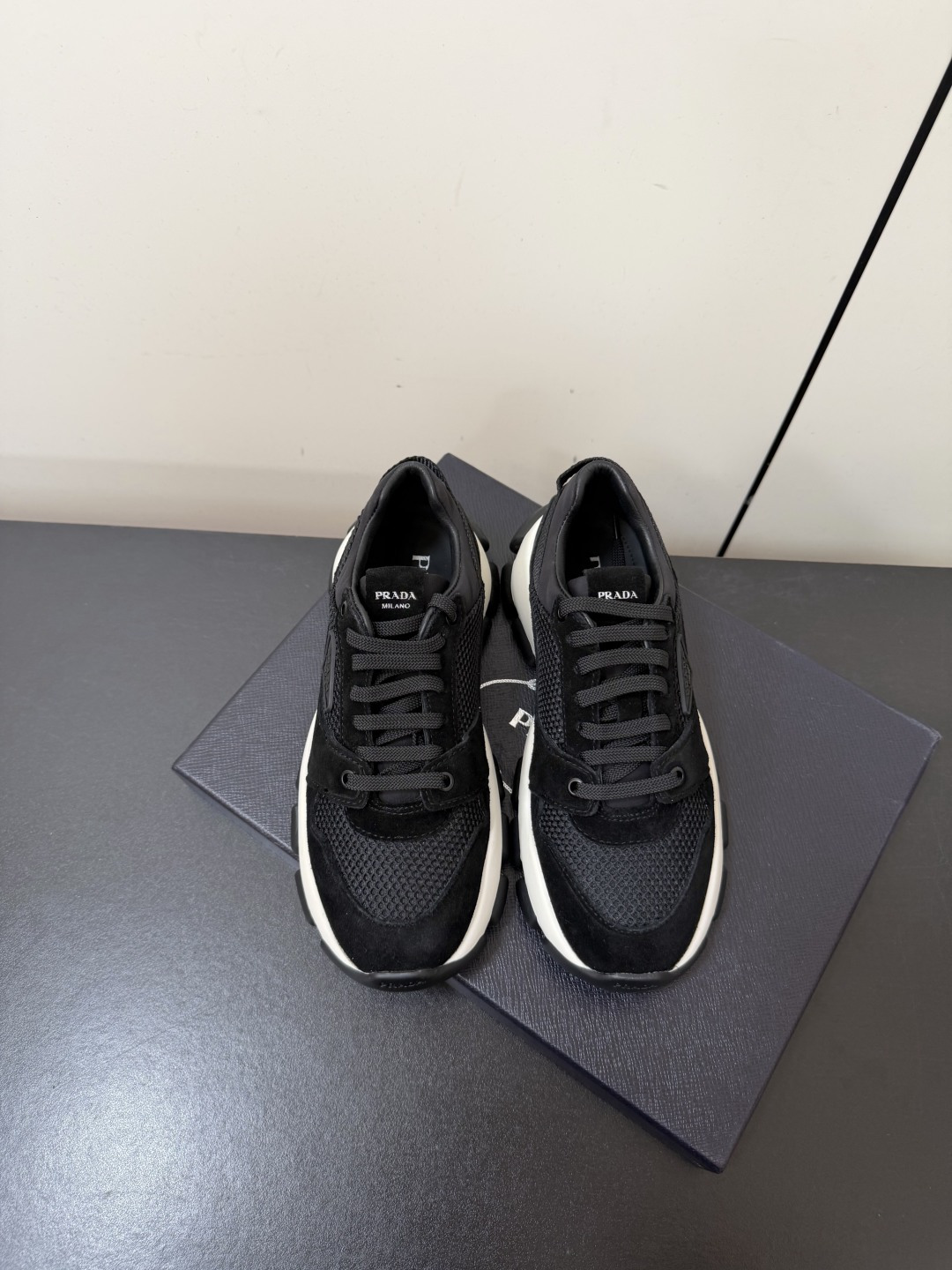 NO:887955,Men's PRADA/Prada 2026 Summer Leather Couple Sneakers This sneaker was first launched in 2026 as Linea  Launched as part of the Rossa series, comfort is combined in sophisticated and innovative designs. The latest model adopts a sporty style, returning with soft suede cow leather and textile mesh uppers, with visible top stitching, echoing the dynamic lines of the original model. Inspired by driving shoes, the lightweight and flexible leather-covered insole is paired with a rubber deconstructed sole, giving the sneaker a lightweight appearance and smooth aesthetic. The tongue is decorated with logo logo, and the water-dyed cowhide lining is equipped with gold label cowhide foot pads, making the upper foot light, comfortable and breathable!  Comes with full set of original packaging dust bag!  Size 35-45 (40 for women and 45 for men, customization is not returnable), casual shoes/sports shoes, prada, prada, sneakers, cowhide19860909男款PRADA/普拉达2026夏季皮革情侣运动鞋 这款运动鞋于2026年首次作为Linea Rossa系列的一部分推出,在精致创新的设计中结合了舒适性.最新款式采用运动风格,以柔软绒面牛皮革和织物网眼鞋面回归,搭配可见的顶线缝合,呼应原始款式的动感线条.受驾驶鞋启发,轻便柔韧灵活的皮革包覆内底搭配橡胶解构鞋底,赋予运动鞋轻盈的外观和流畅的美感.鞋舌logo徽标装饰,水染牛皮内里配以金标牛皮垫脚,上脚轻便舒适透气！配全套原包装防尘袋！ 尺码35-45（女40男45定制不退换）,休闲鞋/运动鞋,prada,prada,sneakers,cowhide,Women's Shoes
