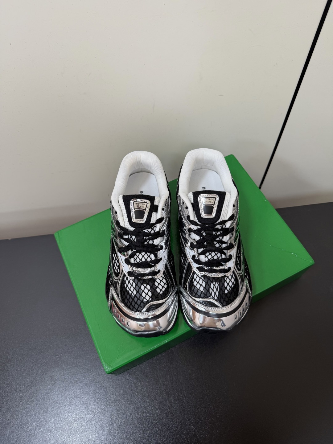 NO:887965,High version of men's Bottega Veneta Orbit sneakers, BV Wang Yibo's same style Runner running shoes for couples, super explosive dad shoes. It took more than three months to upgrade the version and finally reproduced it perfectly. We made every detail exactly the same as the original product. We decisively keep the styles for ourselves. How can our favorite beauties and handsome guys not keep them for ourselves? Multiple craftsmanship, top quality in the market. Welcome to compare. Unconditional PK for any details. There are pictures and truth. Today's Internet celebrities at home and abroad are stepping in!  Fashionable men and women can take full responsibility for their outfits. No matter how many versions of the original molded TPU outsole are on the market, you will be full of surprises the moment you get it!  The perfect genuine version, you can go in and out of the counter at will. Purely handmade with heavy craftsmanship. A must-have for fashionable men and women, the emphasis is on craftsmanship and texture. This product adopts the splicing design of the original lightweight technical fabric imported from Italy, a variety of material matching techniques, perfect computer sewing machine routing, standard package technology, super comfortable texture and lace design, easy to wear, easy to put on and take off, easy to take, the interior is made of high-end original consistent double-layer precision mesh lining, double standard, double code, standard version.  Original factory craftsmanship. The outsole is made of the best TPU material. The shoe shape is more domineering and textured than the women's model. It is made with fine workmanship and is more durable. Many fashionable men and women are competing to match it with the punk style. The moment you get it, you will be full of surprises!  A perfect authentic version, welcome to compare quality and workmanship, stress-free quality assurance, feel free to enter and exit the counter. Fabric: original technical fabric mesh imported from Italy; lining: original precision mesh imported from Italy; foot pads: original precision mesh imported from Italy; outsole: original color-blocked TPU sole imported from Italy; sole thickness: 3CM (sole thickness is consistent with the official website); number of women: 35-39 (40.41.42 custom-made, non-refundable and non-exchangeable)  Men's size 39-44 (45.46.47 customized, non-refundable and non-exchangeable), casual shoes/sports shoes,bottega veneta,bottega veneta,bottega veneta,sneakers19860909高版本男款BottegaVeneta葆蝶家Orbit运动鞋 BV王一博 同款Runner情侣款跑步鞋超级爆炸老爹鞋.耗时三个多月升级版终于完美复刻,我们把每一个细节做得和正品一模一样.出货果断自留款式,喜欢的美女和帅哥们怎能不自留,多重工艺,市场顶级品质欢迎对比,无条件任何细节PK 有图有真相,当今网红国内外明星们纷纷上脚！时尚潮男潮女们穿搭全面担当.原版开模TPU大底无论市面有多少版本,当你拿到它的那一刻都会充满惊喜！完美的正品级版本,随意进出专柜.纯手工制作重磅工艺. 时尚潮男潮女必备,讲究的就是工艺质感,本产品采用意大利进口原版轻质科技织物拼接设计,多种材料搭配工艺,完美电脑针车走线,标准套包工艺制作,质感超舒适系带设计,易穿搭 易穿脱 轻松拿,内里选用高档原版一致双层精密网纱内里 双标双码 对标对版 原厂工艺.大底采用最好的TPU材质 对版对质,鞋型相比较女款更为霸气 有质感.精工细作 更扛造耐穿,众多潮男潮女们 朋克风争相种草 搭配.当你拿到它的那一刻都会充满惊喜！完美的正品级版本,欢迎对比质量和做工,无压力的品质保障,随意进出专柜. 面料意大利进口原版科技织物网布 内里意大利进口原版精密网纱 垫脚意大利进口原版精密网纱 大底意大利进口原版拼色TPU底 底厚:3CM(鞋底厚度和官网一致) 女数35-39（40.41.42定做不退不换) 男码39-44（45.46.47定做不退不换）,休闲鞋/运动鞋,bottega veneta,bottega veneta,bottega veneta,sneakers,Women's Shoes