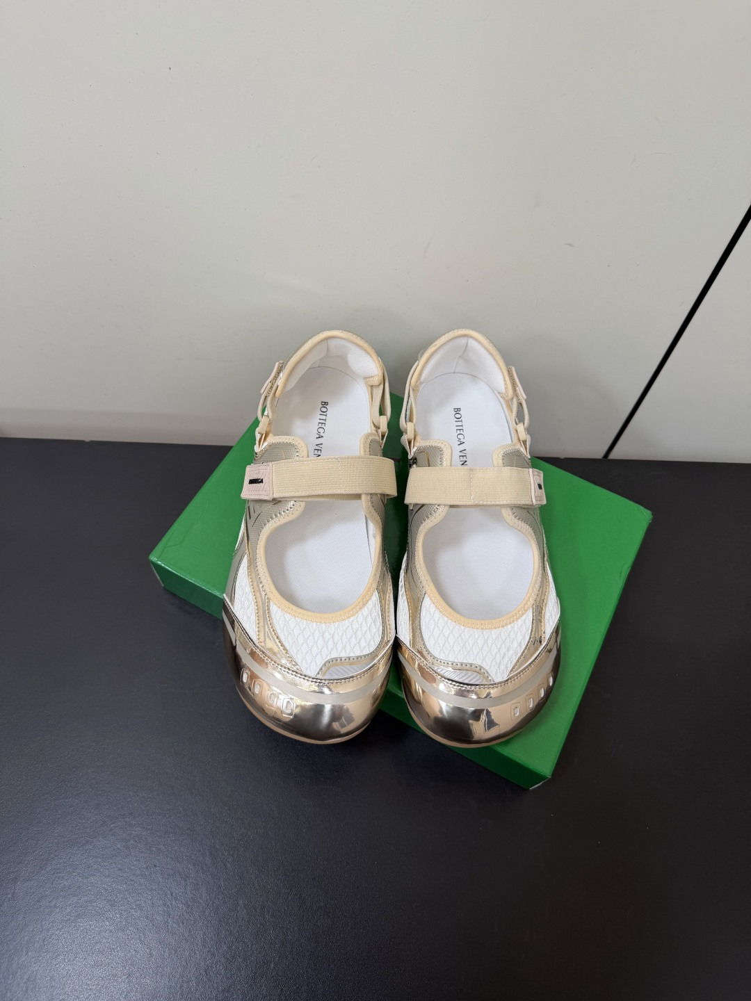 NO:887945,Men's Bottega Veneta Round Toe Velcro Mary Jane Couple Casual Shoes combine the soft silhouette of ballet flats with the strap design of Mary Jane shoes and the rubber soles of sports shoes to create a cross-border style of 'ballet sneakers' that breaks the boundaries between elegance and leisure.  Velcro straps replace traditional buckles, making it easier to put on and take off; there are no unnecessary decorations on the shoe body, and only the brand logo is marked on the tongue, continuing BV's minimalist and low-key design language. Under the classic minimalist framework, incorporating sports and leisure elements is BV's modern reshaping of retro ballet shoes, reflecting the brand's innovative exploration of materials and styles. Fabric: metal film printing die-casting process mesh/cow suede Inner insole mesh high-density latex pad outsole TPU raw rubber outsole  Heel height 1cm, heel height ten insole 2cm, women's size 35-39 (customized at 40.41.42, non-returnable and non-exchangeable), men's size 39-44 (customized at 38.45.46, non-returnable and non-exchangeable), mary jane,bottega veneta,bottega veneta,bottega veneta,mary jane,flats,sneakers19860909男款Bottega Veneta 葆蝶家圆头魔术贴玛丽珍情侣休闲鞋 将芭蕾平底鞋的柔美轮廓与玛丽珍鞋的绑带设计、运动鞋的橡胶鞋底结合,打造出“芭蕾运动鞋”的跨界风格,打破优雅与休闲的边界. 魔术贴绑带替代传统搭扣,穿脱更便捷；鞋身无多余装饰,仅在鞋舌处标注品牌标识,延续BV极简低调的设计语言.在经典极简框架下,融入运动休闲元素,是BV对复古芭蕾鞋的现代重塑,体现品牌对材质与版型的创新探索. 面料金属贴膜印刷压铸工艺网布/牛反绒 内里鞋垫网布高密度乳胶垫 大底TPU生胶大底 跟高1cm跟高十鞋垫2cm 女码35-39（40.41.42定做,不退不换） 男码39-44（38.45.46定做,不退不换）,玛丽珍,bottega veneta,bottega veneta,bottega veneta,mary jane,flats,sneakers,Women's Shoes