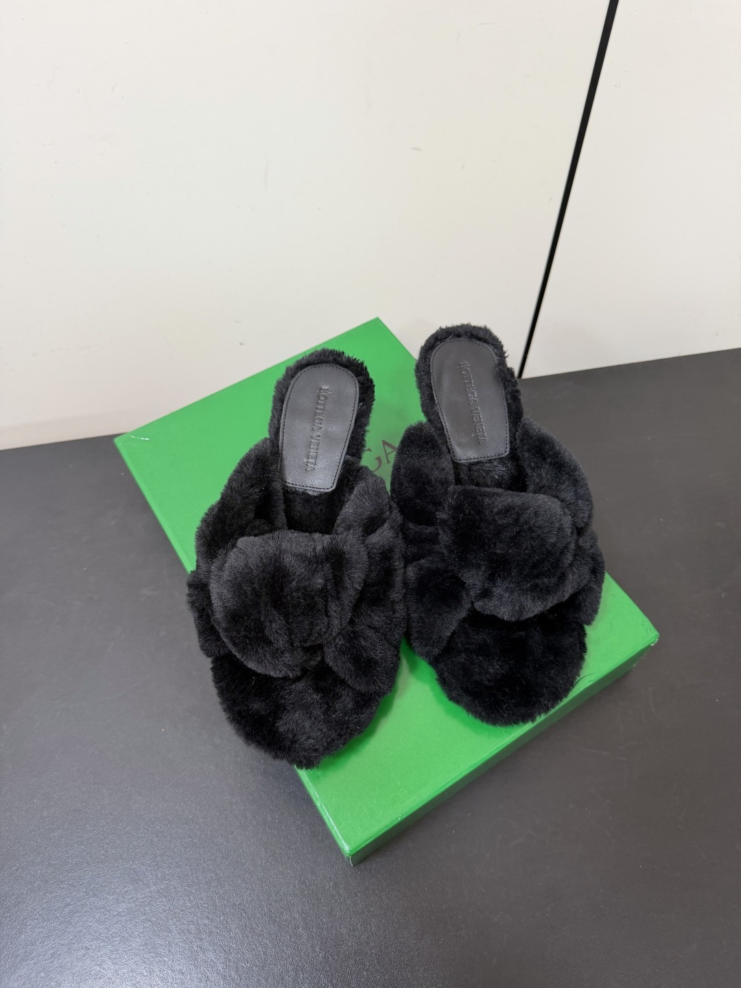NO:887935,Bottega Veneta 26 | New kink plush flat slippers, iconic kink craftsmanship, three-dimensional hand-knotted pleats in the center of the upper, the iconic design of BV's classic Knot series, soft leather natural pleats with a lazy and luxurious texture, open-toe round toe style, no heel slip-on mules structure, easy to put on and take off.  The upper is made of soft plush, soft and pliable, and the lining is made of the same fabric. The sole is a non-slip genuine leather outsole, which feels soft and does not scratch your feet. Heel height 5.5cm/flat bottom size 35-42 (40.41.42 customized, non-returnable), slippers, bottega veneta, bottega veneta, slippers, Leather soles19860909Bottega Veneta 26 ｜新品扭结毛绒平底拖鞋 标志性扭结工艺 鞋面中心手工立体打结褶皱,是BV经典Knot系列标志性设计,软皮自然褶皱自带慵懒轻奢质感,露趾圆头版型,无后跟套脚穆勒拖结构,穿脱便捷. 鞋面采用柔软毛绒,软糯柔韧,内里同面料,鞋底为防滑真皮大底,脚感柔软不磨脚. 跟高5.5cm/平底 size35-42（40.41.42定制不退换）,拖鞋,bottega veneta,bottega veneta,slippers,Leather soles,Women's Shoes