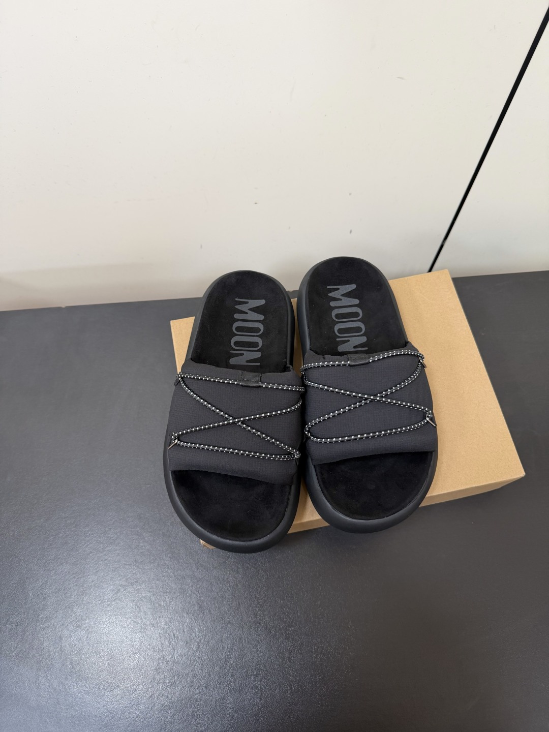 NO:887917,MOON BOOT spring and summer 26 new thick-soled sandals are planted by many celebrity Internet celebrities. They continue MOON BOOT's classic ultra-thick platform soles. They not only have a height-increasing effect, but also give your feet a soft 'stepping on clouds' feeling. Walking is stable and not tiring. The upper is decorated with cross straps +/webbing, which not only retains the casual feeling but also has a little cool details. The brand logo is printed on the inside of the shoes.  Highly recognizable. It goes well with sweatpants, jeans, shorts, and dresses. It can be worn with casual street style or sweet and cool style. Original open molded outsole size 35-39 (40 customization is non-returnable), slippers, slippers, skirts, shorts, jeans19860909MOON BOOT春夏26新款厚底凉拖鞋 超多明星网红种草 延续了MOON BOOT经典的超厚平台底 不仅自带增高效果 还能给双脚带来软乎乎的“踩云感” 走路稳又不累 鞋面采用交叉绑带+/织带的装饰设计 既保留了休闲感 又带点小酷的细节 鞋内印有品牌logo 辨识度很高搭配运动裤、牛仔裤、短裤、连衣裙都很合适,既能走休闲街头风 也能搭配甜酷风穿搭 原版开模大底码数35-39（40定制不退换）,拖鞋,slippers,skirts,shorts,jeans,Women's Shoes