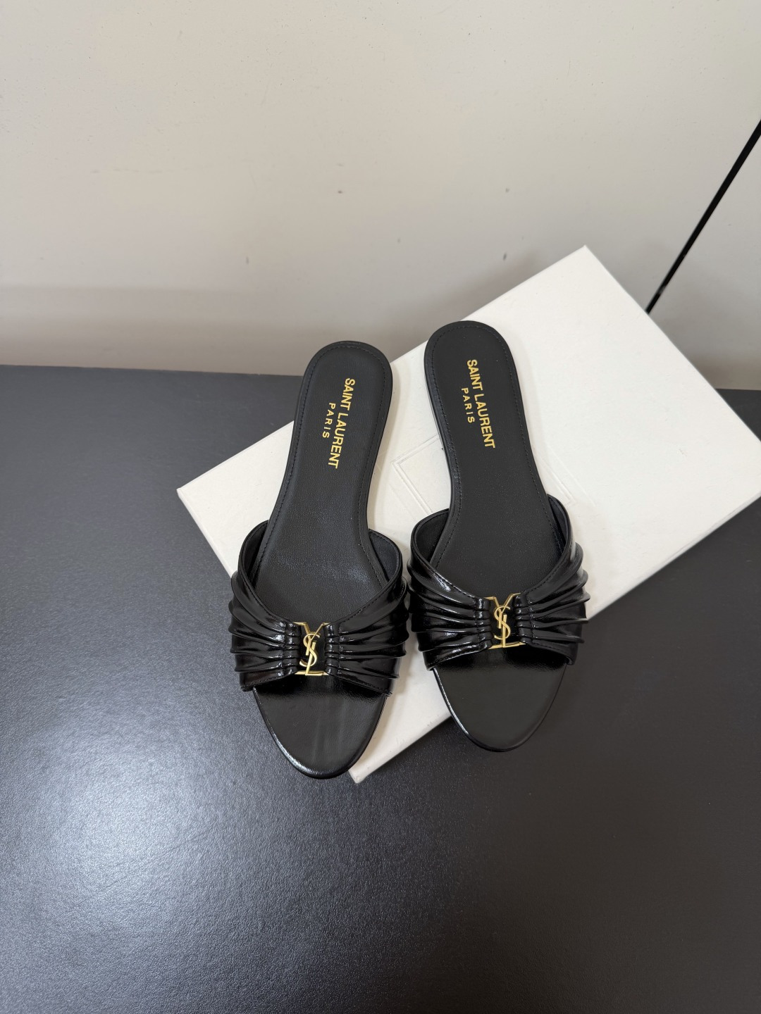 NO:887967,Saint Laurent pleated buckle flat sandals have a pleated upper with a metal YSL logo. They are low-key and recognizable. They have a lazy and luxurious texture. They can control the relaxed style of vacation travel and can also be adapted to simple wear for daily commuting.  The flat-soled design takes into account both comfortable foot feel and walking stability, and it is not burdensome to wear for a long time. Whether it is paired with shorts, skirts or jeans, you can easily wear it with unique elegance and casualness. It is the finishing touch of spring and summer shoe cabinets. Upper cowhide/sheep/leopard print Lining sheepskin outsole Italian genuine leather outsole size 35-41 (customized sizes 40 and 41 are non-refundable), slippers, saint laurent, saint  laurent,slippers,skirts,shorts,jeans,cowhide,sheepskin,sheep,Leather soles19860909Saint Laurent 褶皱扣饰平底凉拖 鞋面采用褶皱设计,搭配金属YSL标识,低调又有辨识度,自带慵懒贵气的质感,既能驾驭度假出行的松弛造型,也能适配日常通勤的简约穿搭. 平底设计兼顾了舒适脚感与行走稳定性,长时间穿着也无负担,不管是搭配短裤半裙还是牛仔裤,都能轻松穿出独有的优雅与随性,是春夏鞋柜的点睛之笔. 鞋面牛皮/羊猄/豹纹 内里羊皮 大底意大利真皮大底 size35-41码（40、41码定制不退换）,拖鞋,saint laurent,saint laurent,slippers,skirts,shorts,jeans,cowhide,sheepskin,sheep,Leather soles,Women's Shoes