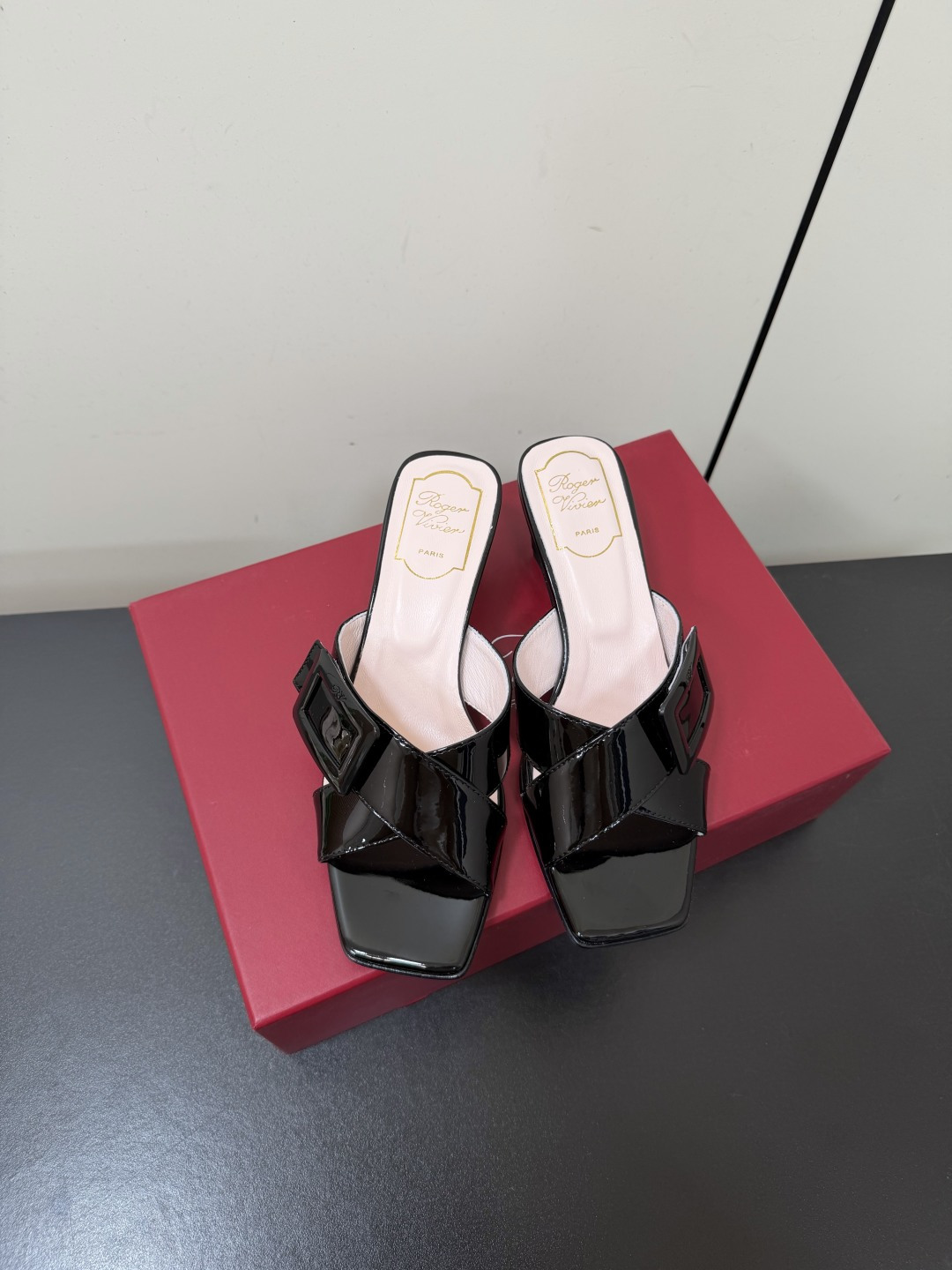 NO:887976,Roger Vivier RV square buckle cross-strap high-heeled sandals take the brand's iconic square buckle element as its soul, cleverly blending elegant silhouettes with modern design, and giving it a sense of French nobility. The upper is made of fine leather, with a cross-strap design and iconic metal square buckle. Each style has its own exquisite luster, making it easy to adapt to different styles of dressing scenes.  In terms of matching, it is an aura tool in the wardrobe. When paired with a drapey satin dress or a neat suit, it can easily create an elegant and noble dinner atmosphere. Paired with simple straight jeans or a knitted dress, it can balance the formality of high heels and create a light and sophisticated look for daily commuting. Whether it is a date, a light social occasion or daily commuting, it can be adapted to various scenes and has an effortless sense of luxury. Sheepskin upper, sheepskin lining, genuine leather outsole  Size 35-41 (customized sizes 40 and 41 are non-returnable) Heel height 4.5cm, slippers, roger vivier, slippers, skirts, jeans, business suit, sheepskin, Leather soles19860909Roger Vivier RV方扣交叉带高跟凉拖 以品牌标志性的方扣元素为灵魂,将优雅廓形与现代设计巧妙融合,自带法式贵气的氛围感.鞋面采用细腻的皮革打造,搭配交叉带设计与标志性金属方扣,每一款都自带精致光泽,轻松适配不同风格的穿搭场景. 搭配上,它是衣橱里的气场利器,搭配垂坠感的缎面长裙或利落的西装套装,能轻松穿出优雅贵气的晚宴氛围,搭配简约的直筒牛仔裤或针织连衣裙,又能平衡高跟的正式感,打造日常通勤的轻熟造型,无论是约会出行、轻社交场合还是日常通勤,都能适配各种场景,自带不费力的高级感. 鞋面羊皮 内里羊皮 大底真皮大底 size35-41码（40、41码定制不退换） 跟高4.5cm,拖鞋,roger vivier,slippers,skirts,jeans,business suit,sheepskin,Leather soles,Women's Shoes