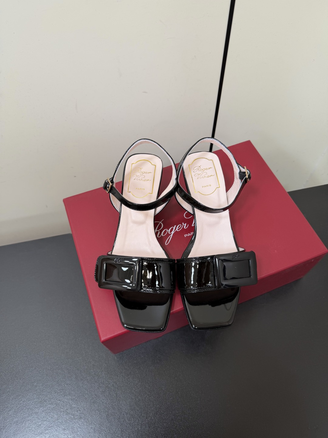 NO:887937,Roger Vivier RV square buckle one-strap high-heeled sandals take the brand's iconic square buckle element as the soul, cleverly blending elegant silhouettes with modern design, and bringing a sense of French nobility. The upper is made of fine leather, with a one-strap design and the iconic metal square buckle. Each style has its own exquisite luster, easily adapting to different styles of wearing scenes.  In terms of matching, it is an aura tool in the wardrobe. When paired with a drapey satin dress or a neat suit, it can easily create an elegant and noble dinner atmosphere. Paired with simple straight jeans or a knitted dress, it can balance the formality of high heels and create a light and sophisticated look for daily commuting. Whether it is a date, a light social occasion or daily commuting, it can be adapted to various scenes and has an effortless sense of luxury. Sheepskin upper, sheepskin lining, genuine leather outsole  size 35-41 (customized sizes 40 and 41 are non-returnable) Heel height 4.5cm, high heels and sandals, roger vivier, sandals, high heels, skirts, jeans, business suit, sheepskin, Leather soles19860909Roger Vivier Rv方扣一字带高跟凉鞋 以品牌标志性的方扣元素为灵魂,将优雅廓形与现代设计巧妙融合,自带法式贵气的氛围感.鞋面采用细腻的皮革打造,搭配一字带设计与标志性金属方扣,每一款都自带精致光泽,轻松适配不同风格的穿搭场景. 搭配上,它是衣橱里的气场利器,搭配垂坠感的缎面长裙或利落的西装套装,能轻松穿出优雅贵气的晚宴氛围,搭配简约的直筒牛仔裤或针织连衣裙,又能平衡高跟的正式感,打造日常通勤的轻熟造型,无论是约会出行、轻社交场合还是日常通勤,都能适配各种场景,自带不费力的高级感. 鞋面羊皮 内里羊皮 大底真皮大底 size35-41码（40、41码定制不退换） 跟高4.5cm,高跟鞋凉鞋,roger vivier,sandals,high heels,skirts,jeans,business suit,sheepskin,Leather soles,Women's Shoes