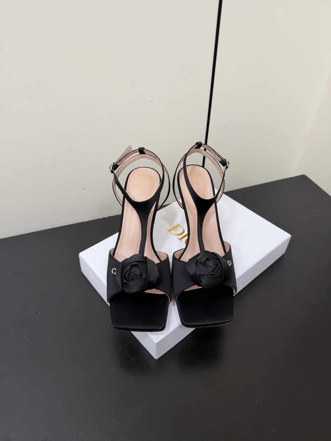 NO:887947,Dior flower-decorated high heels. A kind of complex beauty during the economic boom. The Dior 2026 spring and summer series invites the audience to enjoy the scenery, flowers, and the new product series that is integrated with the scenery. I really like the shoes this time!  The three elements of satin and metal buckles are matched with rich low-saturated colors. Noble, elegant and deserted. The rose is the decoration, and it is also the theme. Without this rose, the shoes will lose their soul. Heel height 8.5cm SIZE: 35-39 (40.41 custom made, non-refundable), high heels and sandals, dior, sandals, high heels, silk fabric19860909Dior花朵装饰高跟鞋.一种经济上行期的繁复美 Dior 2026春夏系列邀请观众赏景、赏花 亦共赏与美景融为一体的新品系列 这次的鞋我真的太喜欢太喜欢了！ 绸缎、金属扣三种元素 搭配丰富的低饱和色彩 矜贵、优雅、冷清 点睛的玫瑰花是装饰,更是主题没有这朵玫瑰点缀,那么鞋子也失去了灵魂 跟高8.5cm SIZE:35-39（40.41订制不退换）,高跟鞋凉鞋,dior,sandals,high heels,silk fabric,Women's Shoes