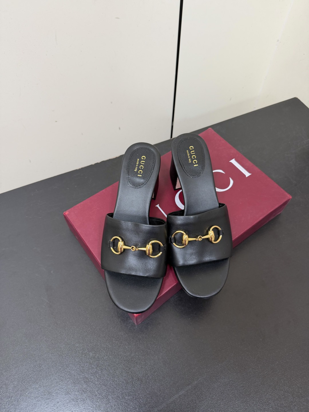 NO:887928,Gucci's new horsebit metal buckle high-heeled slippers have a classic flip-flop design and a thick heel structure. They are very comfortable for daily wear or leisure. They can be easily used for commuting and vacation~ Retro style, versatile skirts and jeans, easily enhance the sense of style, it is a practical and fashionable fashion item!  Cowhide/original denim presbyopia, sheepskin lining, genuine leather outsole Size 35-39 (34.40.41.42 custom-made, non-refundable), high heels and slippers, gucci, high heels, slippers, skirts, jeans, cowhide, sheepskin, Leather soles19860909Gucci新款马衔金属扣 高跟拖鞋 经典一字拖设计,粗跟结构,日常外穿或休闲都很舒适.通勤、度假都能轻松驾驭～ 复古风格,百搭裙装、牛仔裤,轻松提升造型感,是实用又时髦的时尚单品！ 牛皮/原版牛仔老花 羊皮内里 真皮大底 Size 35-39（34.40.41.42定做不退换）,高跟鞋拖鞋,gucci,high heels,slippers,skirts,jeans,cowhide,sheepskin,Leather soles,Women's Shoes