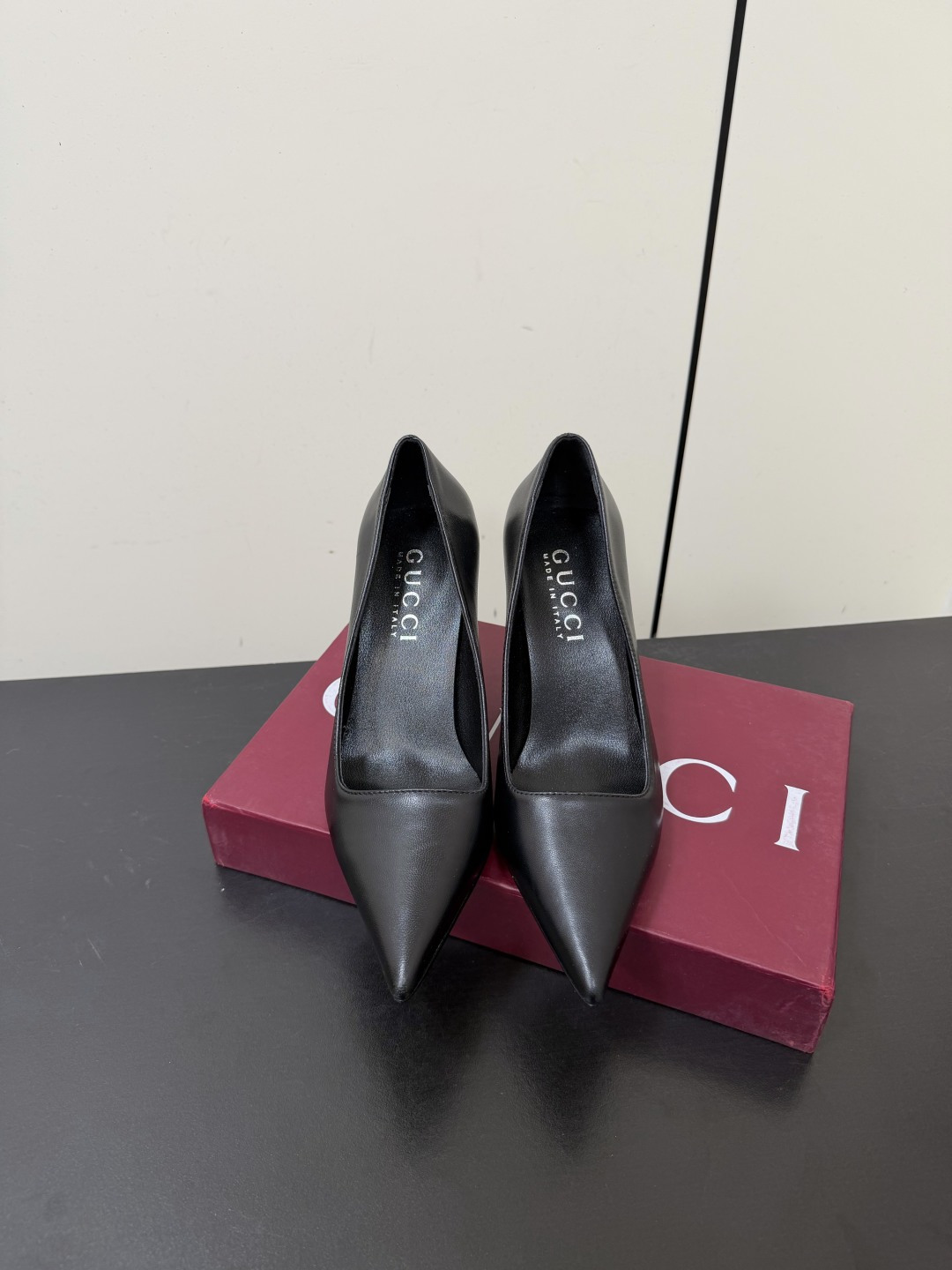 NO:887919,Gucci Bombshell Series Women's Pumps and High Heels Explore the Spring/Summer 2026 collection. This shoe is intended to pay tribute to that glorious era. This shoe is crafted from smooth leather, cleverly integrated with a pointed toe and gold-toned stiletto heel to express a unique charm. Imported Italian mixed sheepskin & custom-made GG canvas upper & cow patent leather Sheepskin lining Italian leather outsole 8.5cm heel height  Size 35~42 (34.40.41.42 is custom-made and non-refundable), high-heeled shoes, gucci, high heels, sheepskin, Leather soles19860909Gucci Bombshell系列女士浅口鞋高跟鞋 探索2026春夏系列.该鞋款意在向那个光辉璀璨的时代致敬.这款鞋履以光面皮革匠心打造,巧妙融入尖头和金色调饰面细跟,尽释别样韵致. 意大利进口混种羊皮&定做GG帆布鞋面&牛漆皮 羊皮内里 意大利真皮大底 8.5cm跟高 码数35~42（34.40.41.42定做不退换）,高跟鞋单鞋,gucci,high heels,sheepskin,Leather soles,Women's Shoes