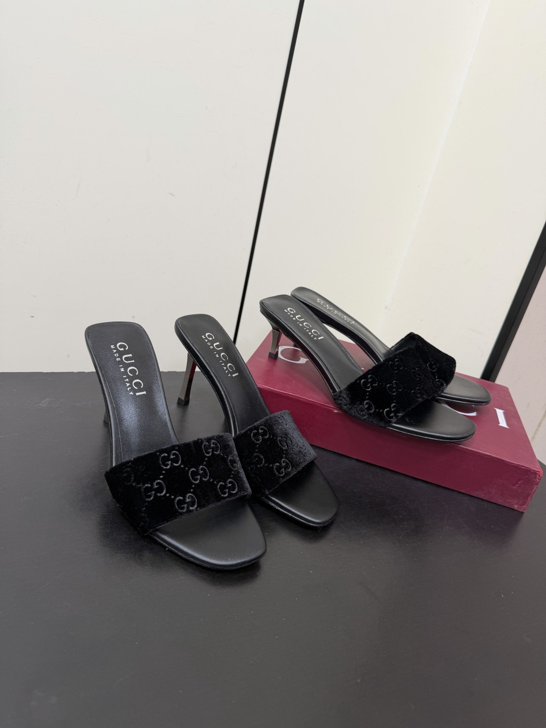 NO:887987,Gucci's new presbyopic velvet high-heeled sandals. Wearing this pair of sandals of the same material on your feet, you walk out on the marble steps of the Renaissance and walk out a string of fine echoes of kitten heels. Velvet is the soul of these shoes - not smooth leather, not reflective silk, but the kind of fabric with longitudinal convex texture and warm touch, like an old sofa cover that has been exposed to the autumn sun for an afternoon, soft and slightly astringent. Material velvet, presbyopic.  Sheep lining. Outsole imported from Italy. Genuine leather outsole. Heel height 8.5cm/5.5cm. Shoe size 35-39/40 41 42. Customized, non-returnable, high heels and slippers, gucci, high heels, slippers, Leather soles.19860909Gucci新款老花天鹅绒高跟凉拖 脚上趿着这双同样材质的凉拖,在文艺复兴时期的大理石台阶上走出一串细碎的、被小猫跟轻轻敲响的回声.天鹅绒是这双鞋的灵魂——不是光滑的皮革,不是反光的丝绸,而是那种带着纵向凸条纹理的、触感温热的面料,像被秋天阳光晒了一下午的旧沙发套,柔软而微涩. 材质天鹅绒,老花 内里羊里 大底意大利进口真皮大底 跟高8.5cm/5.5cm 鞋码35-39/40 41 42定制不退换,高跟鞋拖鞋,gucci,high heels,slippers,Leather soles,Women's Shoes