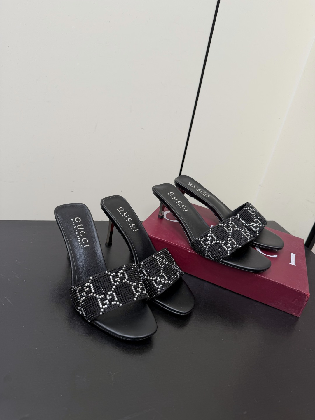 NO:887909,Gucci's new rhinestone high-heeled one-line sandals. Wearing this pair of sandals of the same material on your feet, you walk out on the marble steps of the Renaissance and walk out a string of fine echoes that are lightly knocked by the kitten heels. High-end rhinestone surface, which is all summer long, fresh and elegant, can be matched casually, very suitable for easy wear. Material: silk surface, hot diamonds, lining, sheep lining, outsole, genuine leather outsole imported from Italy, heel height: 5.5/8.5cm  Shoe size 35-39/40 41 42 Customized, non-returnable, high heels and slippers, gucci, high heels, slippers, real silk, Leather soles19860909Gucci新款水钻高跟一字凉拖鞋 脚上趿着这双同样材质的凉拖,在文艺复兴时期的大理石台阶上走出一串细碎的、被小猫跟轻轻敲响的回声.高级水钻面,整个夏天都是布灵,布灵的,清爽高雅,随意搭配,非常适合好穿 材质真丝面烫钻 内里羊里 大底意大利进口真皮大底 跟高:5.5/8.5cm 鞋码35-39/40 41 42定制不退换,高跟鞋拖鞋,gucci,high heels,slippers,real silk,Leather soles,Women's Shoes