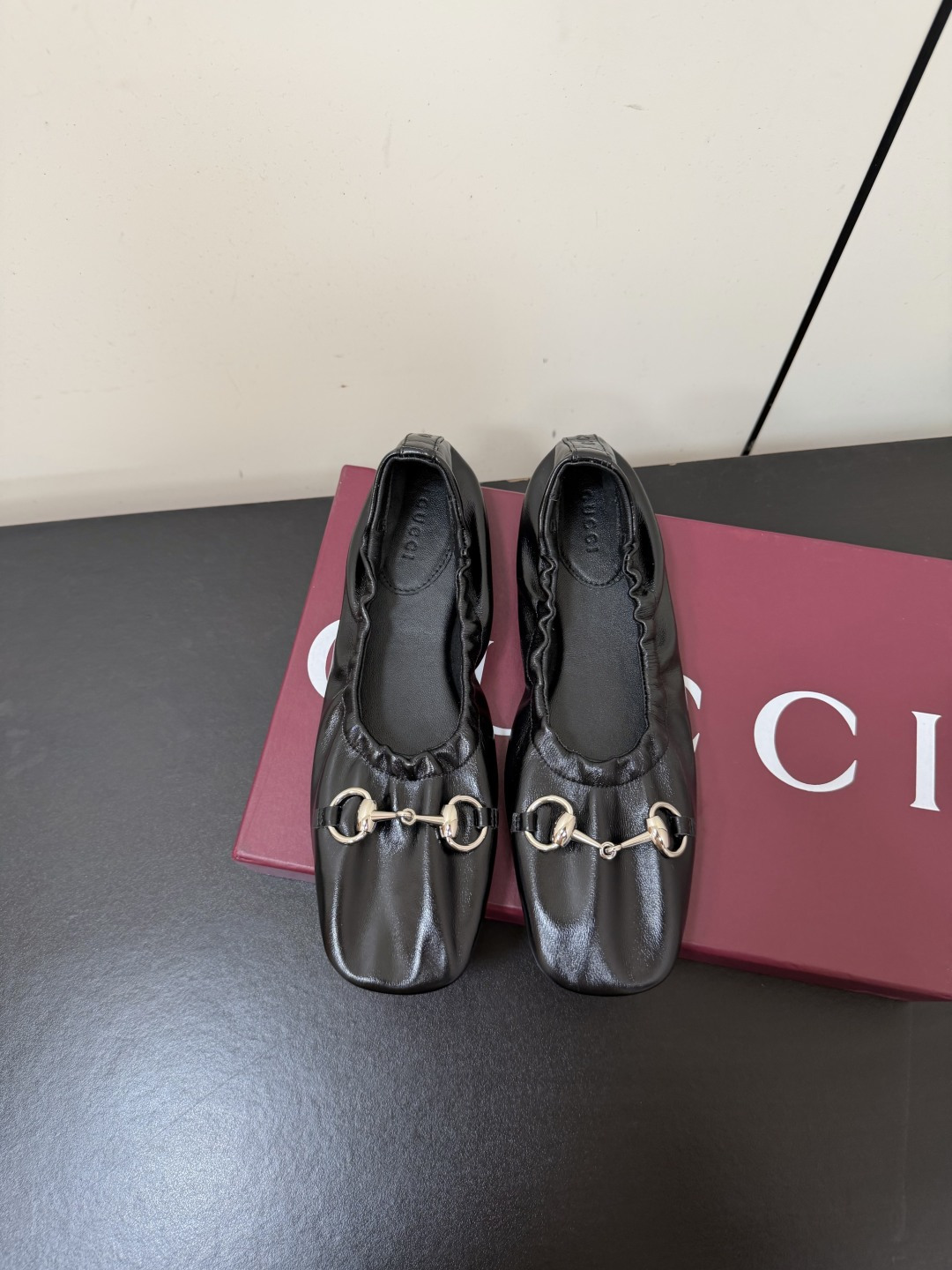 NO:887979,Gucci Prima Ballet Shoes Classic Metal Horsebit Elastic Strap Flat Dancing Shoes The 'Generation Gucci' series delves into the brand's archive elements, blending designs from different generations to compose a unique aesthetic chapter. The iconic horsebit ballet flats exude modern elegance. This shoe features a soft leather upper with an elastic rib collar, a perfect blend of comfort and casual style, and is equipped with equestrian-inspired metal accessories. Original open-molded metal hardware buckle  Customized antique soft tanned wax leather/sheep leather for uppers, sheepskin for foot pads, molded rubber outsole, size 35-39 (40.41 custom-made, non-returnable), ballet shoes, gucci, gucci, flats, sheepskin, sheep19860909Gucci古驰 Prima系列芭蕾舞鞋经典金属马衔扣松紧带平底跳舞鞋单鞋 《Generation Gucci》系列深入探索品牌典藏元素,将不同世代的设计融汇于一体,谱写出独特的美学篇章.标志性的马衔扣芭蕾舞平底鞋散发现代优雅魅力.这款鞋履采用柔软皮革鞋面,搭配弹性罗纹鞋口,完美融合舒适与随性风格,并配有马术灵感设计的金属配件. 原版开模金属五金扣 鞋面定制古软鞣蜡皮/羊猄皮 垫脚羊皮 鞋底开模橡胶大底 码数35-39（40.41定做不退换）,芭蕾舞鞋,gucci,gucci,flats,sheepskin,sheep,Women's Shoes
