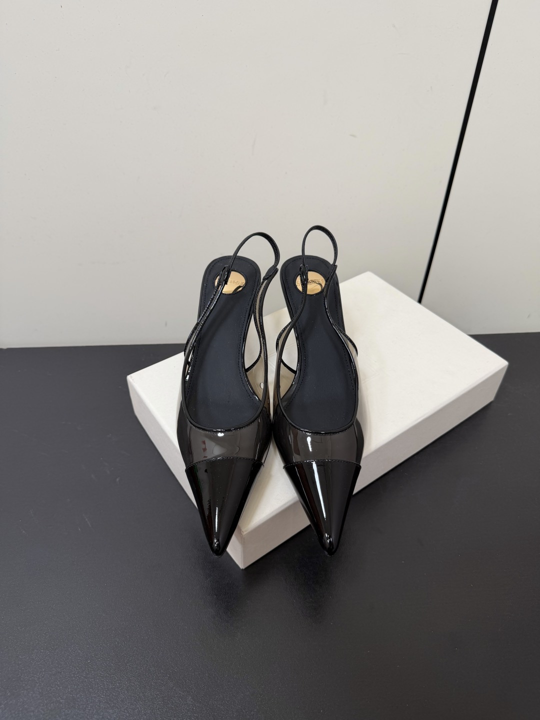 NO:887960,Saint Laurent/Saint Laurent 26WF new product film pointed toe cat heel sandals with back hollow to wear the feeling of dark night movies on your feet. The shiny toe with retro film texture and neat pointed toe outline the slender leg line. The hollow back design reveals slender ankles. The slender cat heel is super stable and effortless to walk. Matte black brings a sense of cool alienation. The tiptoe YSL label is low-key to show your identity. The lambskin lining is as soft as clouds. Suitable for daily commuting and dating.  Wear it with a suit to look like a dashing workplace queen. Pair it with a suspender skirt to transform into a French beauty. It is not ostentatious but has a strong aura. It is the most amazing treasure of 26WF. It is your natural shoe to wear with your eyes closed to create a sense of atmosphere!  The fabric is made of original customized material. The lining is made of sheepskin. The genuine leather outsole imported from Italy is size 35-39 (40/41 customization is not returnable), high heels and sandals, saint laurent, saint laurent, saint laurent, sandals, high heels, skirts, business suit, sheepskin, Leather soles19860909Saint Laurent /圣罗兰26WF新品 胶片尖头后空猫跟凉鞋 把暗夜电影感穿在脚上 复古胶片质感的亮面鞋头利落尖头勾勒修长腿线 后空设计露纤细脚踝 纤细猫跟行走超稳不费力 哑光黑自带冷艳疏离感 踮脚YSL标低调显身份 小羊皮内里软得像云朵 日常通勤约会都适配 搭西装是飒爽职场女王 配吊带裙化身法式尤物 不张扬却自带强大气场 是26WF最惊艳的宝藏单品 闭眼入的氛围感本命战鞋！ 面料采用原版定制材质 内里踮脚均为羊皮 意大利进口真皮大底 size35-39（40/41定制不退换）,高跟鞋凉鞋,saint laurent,saint laurent,saint laurent,sandals,high heels,skirts,business suit,sheepskin,Leather soles,Women's Shoes