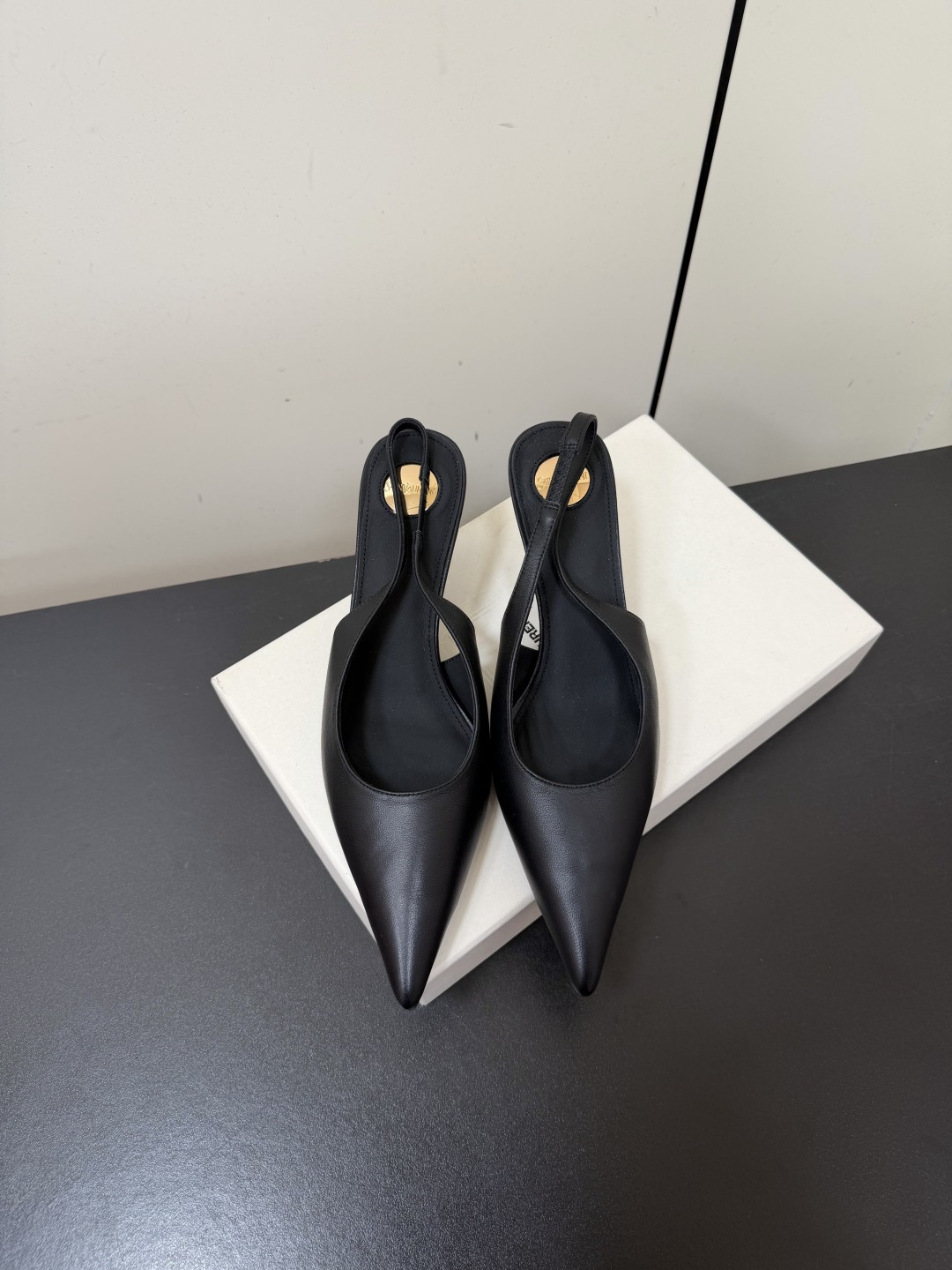 NO:887970,Saint Laurent 26SS spring and summer new YSL pointed toe kitten heel sandals are summer high-heeled shoes with a cool and elegant feel. This pair directly brings French sex appeal and high-end texture!  The design perfectly captures the aesthetic point of fashion stars. It is embellished with iconic brand elements and has low-key recognition. The pointed-toe shoe shape is matched with a thin strap design, which can not only lengthen the leg line, but also has an effortless and lazy sexiness. Whether it is paired with a commuting outfit or a date skirt, it can easily create a beautiful and sassy atmosphere.  It can be called an all-rounder in matching scenarios. Pair it with suit pants or skirts for daily commuting, which is neat and elegant; pair it with a dress or wide-leg pants for a date, which will instantly enhance the sophistication and femininity. Upper cowhide leather lining sheepskin sole Italian genuine leather outsole Heel height 5.5cm Size 35-39 (40.41 custom-made, non-refundable), high-heeled sandals, saint laurent, saint laurent, sandals, high heels, skirts, business  suit,cowhide,sheepskin,leather soles19860909Saint Laurent 26SS春夏新款YSL尖头后空小猫跟凉鞋单鞋 自带冷艳贵气感的夏日高跟款,这双直接把法式性感和高级质感拉满！设计上完美踩中了时髦星人的审美点,标志性的品牌元素点缀,自带低调的辨识度,尖头鞋型搭配细带设计,既能拉长腿部线条,又自带毫不费力的慵懒性感,不管是搭配通勤装还是约会裙装,都能轻松穿出又美又飒的氛围感. 搭配场景堪称万能选手,日常通勤搭配西装裤或半身裙,利落又有气场；约会搭配连衣裙或阔腿裤,瞬间提升精致度与女人味. 鞋面牛皮 内里垫脚羊皮 鞋底意大利真皮大底 跟高5.5cm 码数35-39（40.41定做不退换）,高跟鞋凉鞋,saint laurent,saint laurent,sandals,high heels,skirts,business suit,cowhide,sheepskin,Leather soles,Women's Shoes