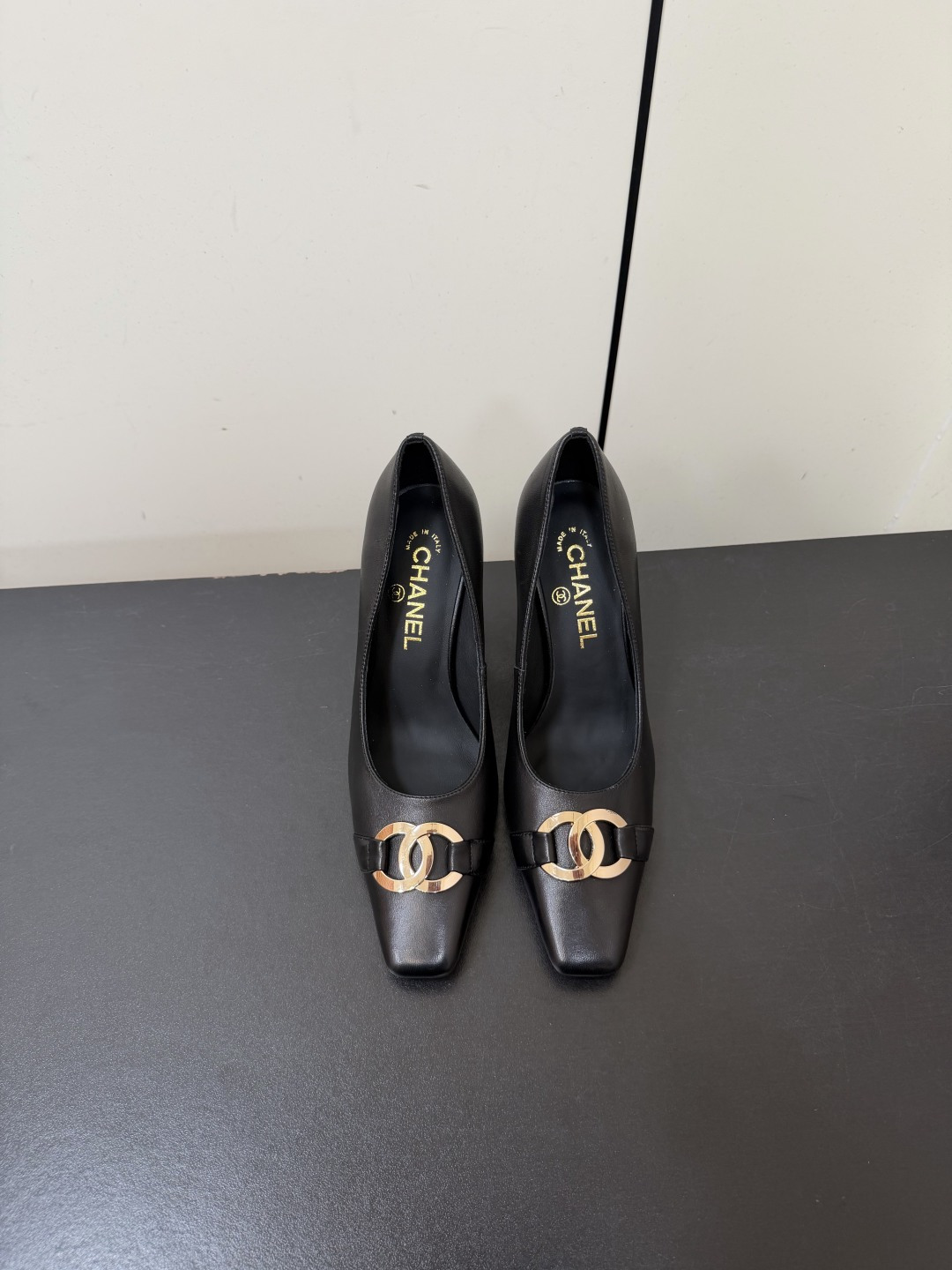 NO:887940,chanel 26 | New Xiaoxiang square toe thick heel double C letter buckle high heels. Imported suede surface with matte soft mist texture, high-end and low-key, softly modifying the instep. Metallic pearlescent gold glossy cowhide, mirror luster creates a strong contrast, the visual focus is on the toe of the shoe, elongating the leg line. The inside is embellished with small silver metal plaques, which is the brand's signature detail design.  The small square toe cut is different from the sharp pointed toe. It is more tolerant for wide feet and fleshy feet, and has a strong retro charm. It is far more stable than stiletto heels. The heel height is usually 8.5cm, taking into account the aura and comfort of long-term walking, and is commuter-friendly. The shallow cut moderately exposes the skin of the instep and optimizes the proportion of the calf. size35-42 (40.41.42 customized non-returnable), high heels sandals, chanel, sandals, high heels, cowhide, chamois leather19860909chanel 26 ｜新品小香方头粗跟双C字母扣高跟鞋 进口麂皮面哑光柔雾质感,高级低调,柔和修饰脚面. 金属珠光金色亮面牛皮,镜面光泽形成强烈撞色对比,视觉焦点集中在鞋尖,拉长腿部线条. 内侧点缀小型银色金属饰片,是品牌标志性细节设计. 小方头剪裁区别于尖锐尖头,对宽脚、肉脚包容性更强,复古韵味浓厚. 稳固性远优于细高跟,通常跟高8.5cm兼顾气场与长时间行走的舒适度,通勤友好. 浅口剪裁适度露出脚背肌肤,优化小腿比例. size35-42（40.41.42定制不退换）,高跟鞋凉鞋,chanel,sandals,high heels,cowhide,chamois leather,Women's Shoes